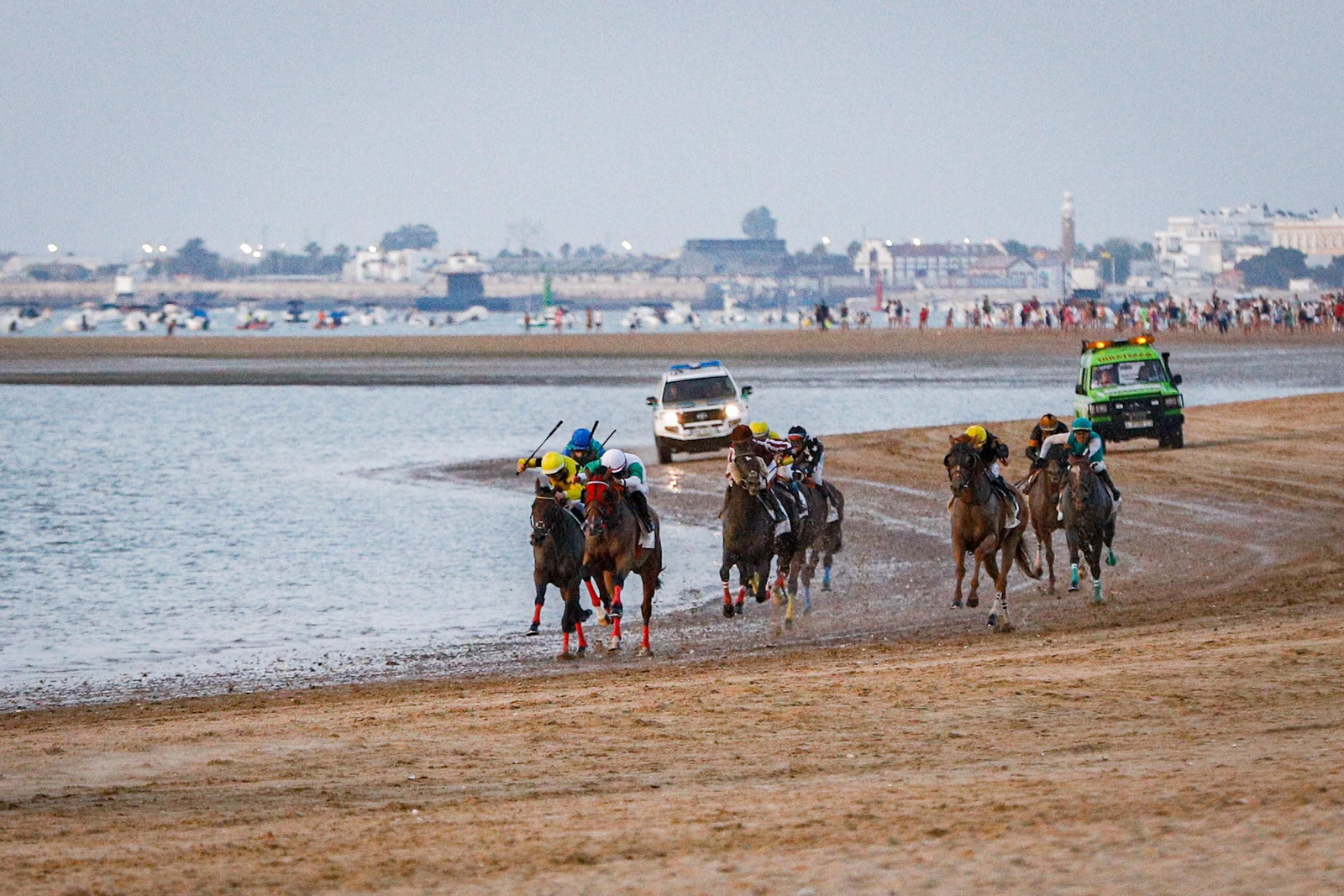 Imágenes de la segunda jornada del ciclo inicial de las Carreras de Caballos de Sanlúcar 2025