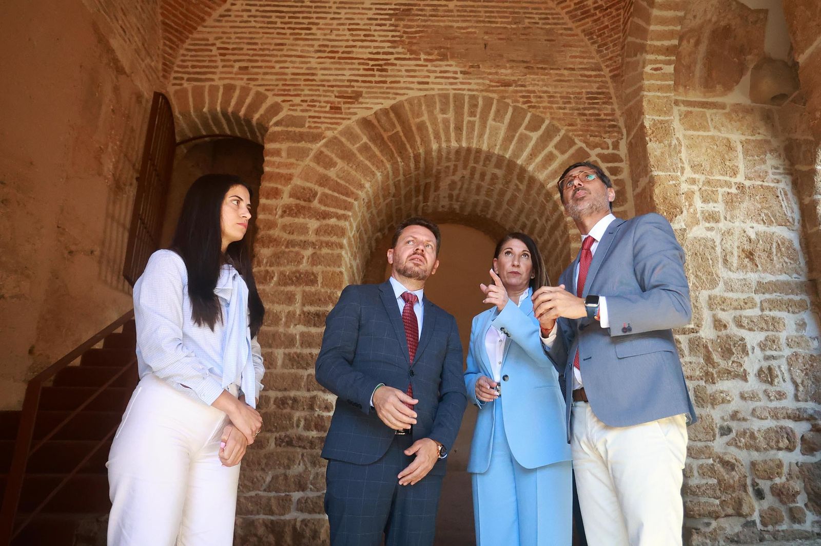 Imágenes de la visita a las obras de restauración de la Puerta del Buey en Niebla