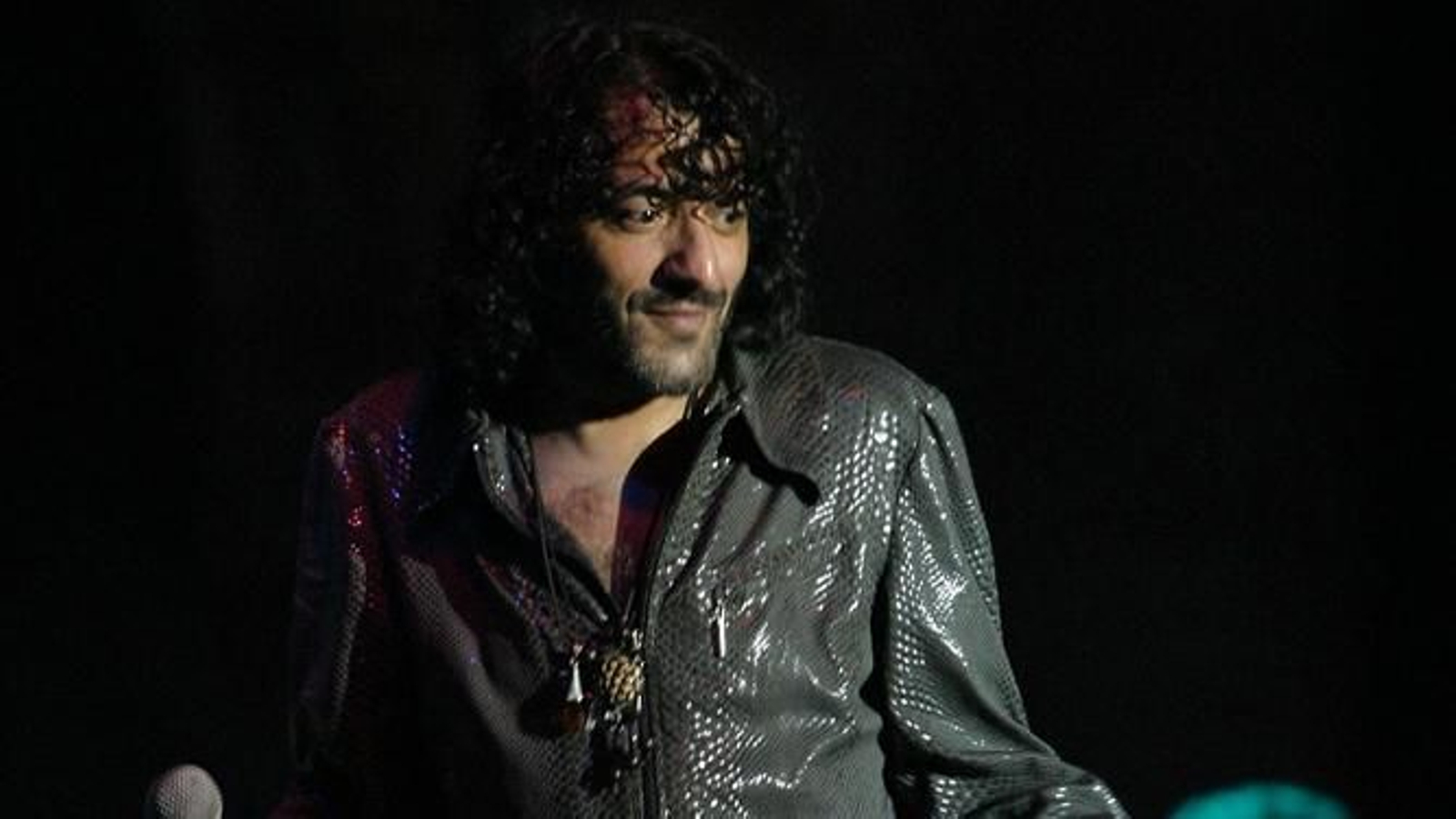 Rachid Taha, durante una actuación en el festival Territorios de Sevilla en 2005.