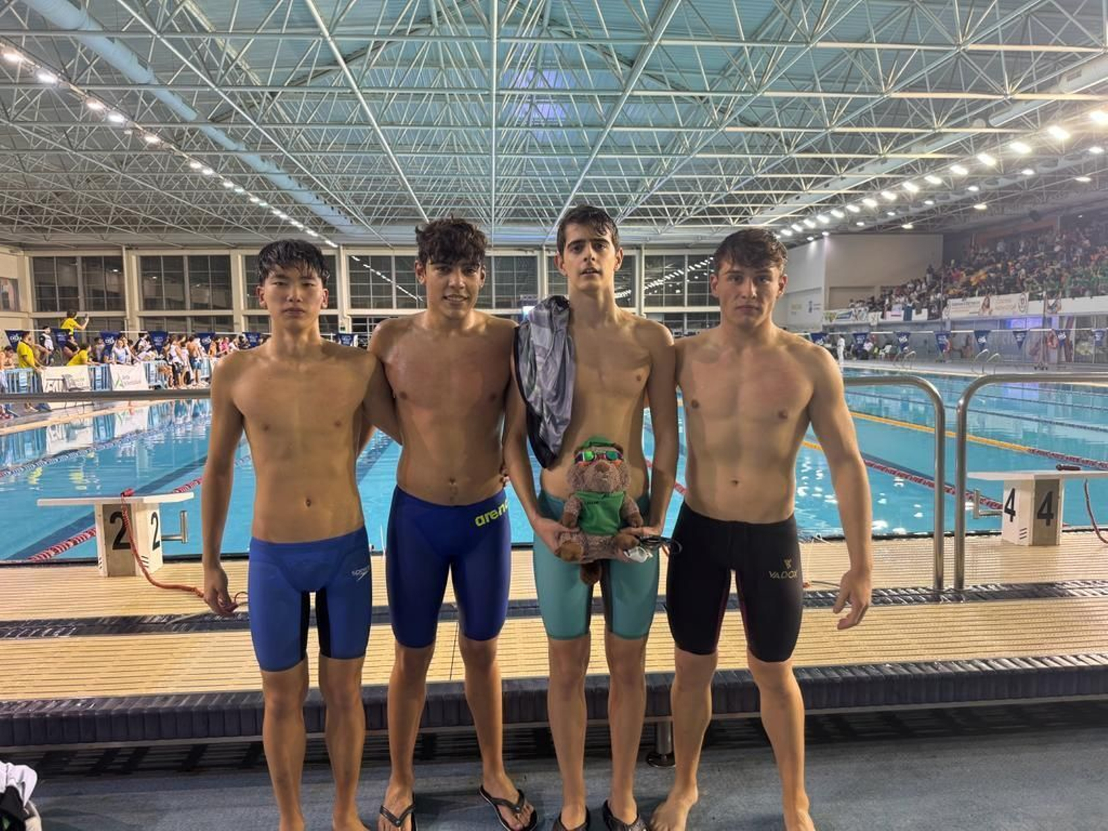 Algunos nadadores del Club Natación Almería posan tras una prueba del Campeonato de Andalucía.