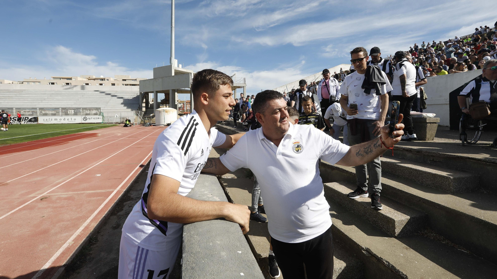 Fotos de la afición durante el encuentro de la Balona - Real Madrid Castilla