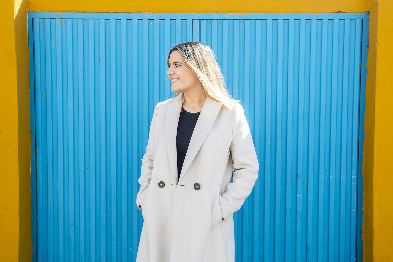 Sara Carrasco posa en una de las puertas del instituto Isla de León.