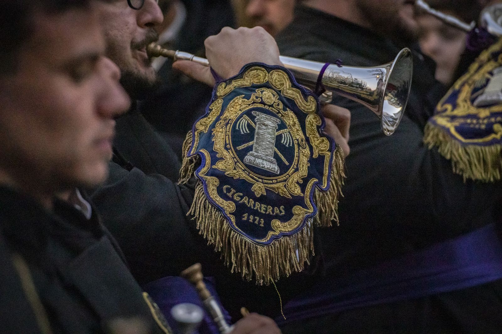 Multitudinario pasacalles de la Banda de las Cigarreras por el centro de Jerez