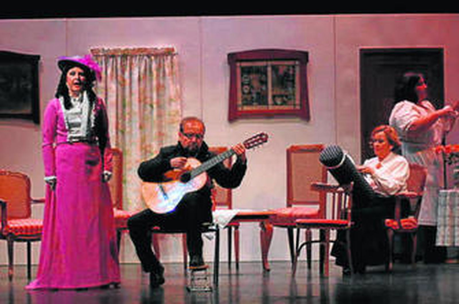 En la imagen, los actores aficionados durante la representación.