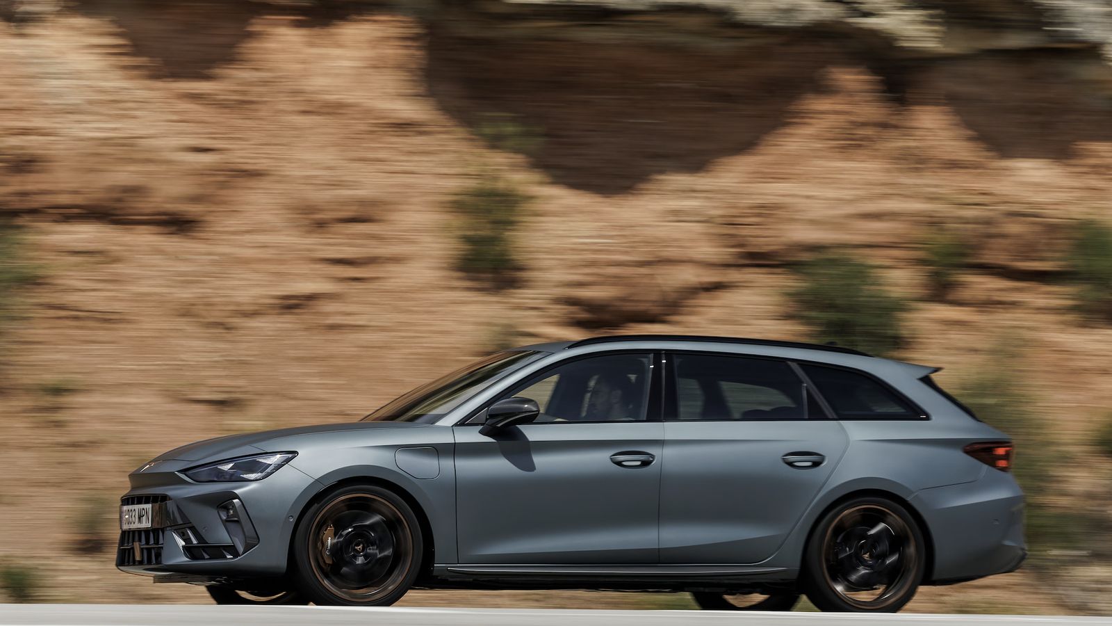 En Formentor y el formato familiar del León, el Sportstourer, el portón trasero motorizado y con función de manos libres forma parte del equipamiento de serie de estos Beyond.