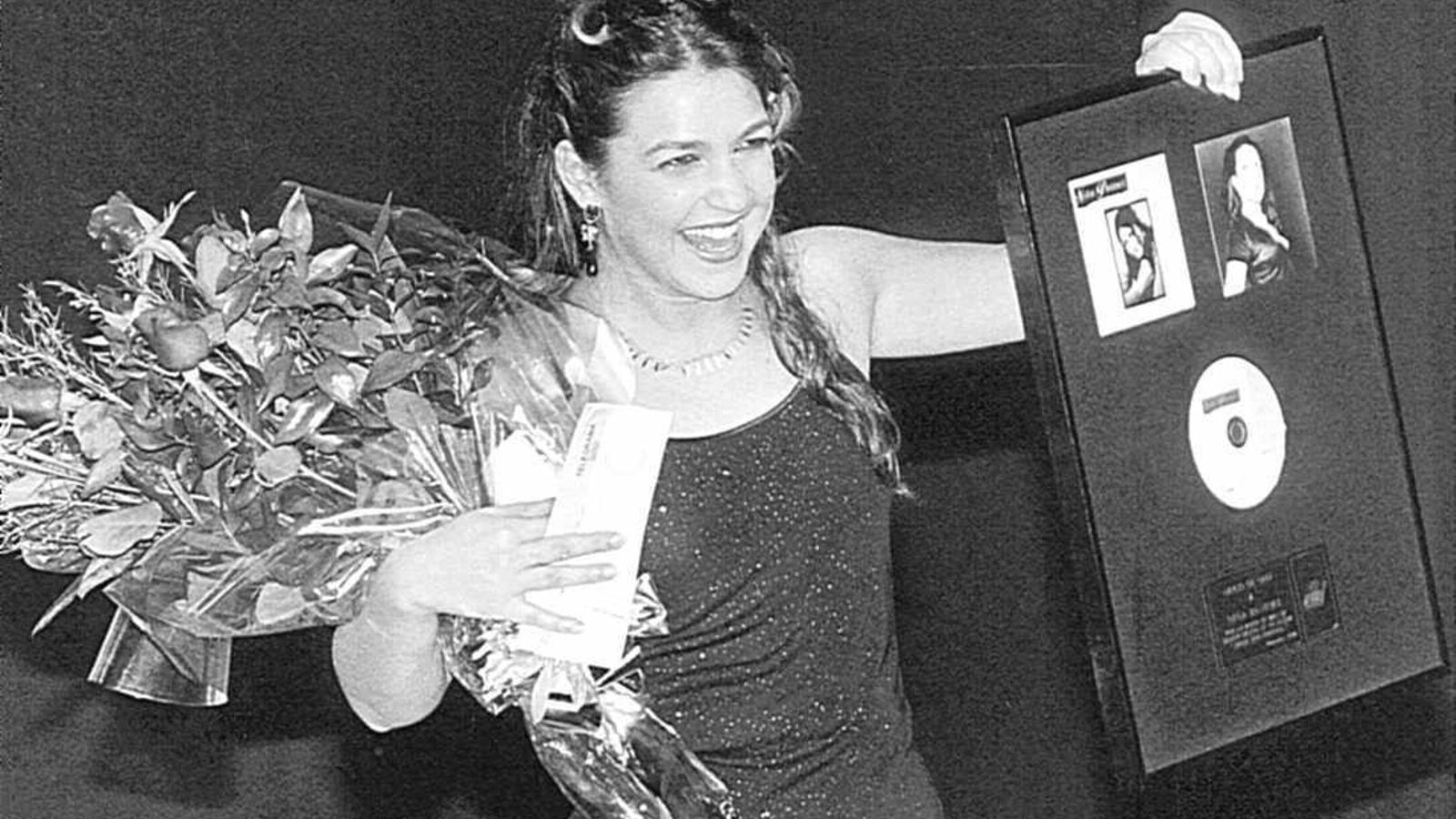 Niña Pastori, en la entrega de su primer Disco de Oro en el Teatro Falla.