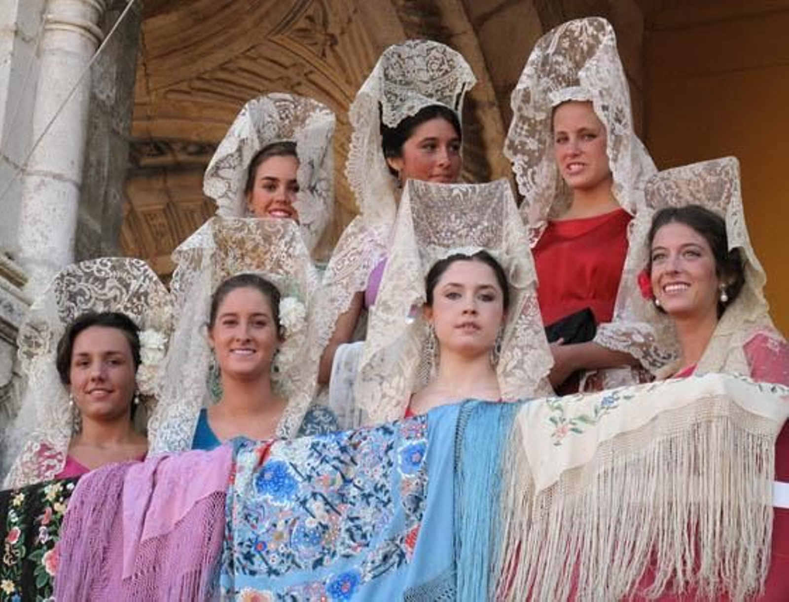 Mantillas blancas en el palco