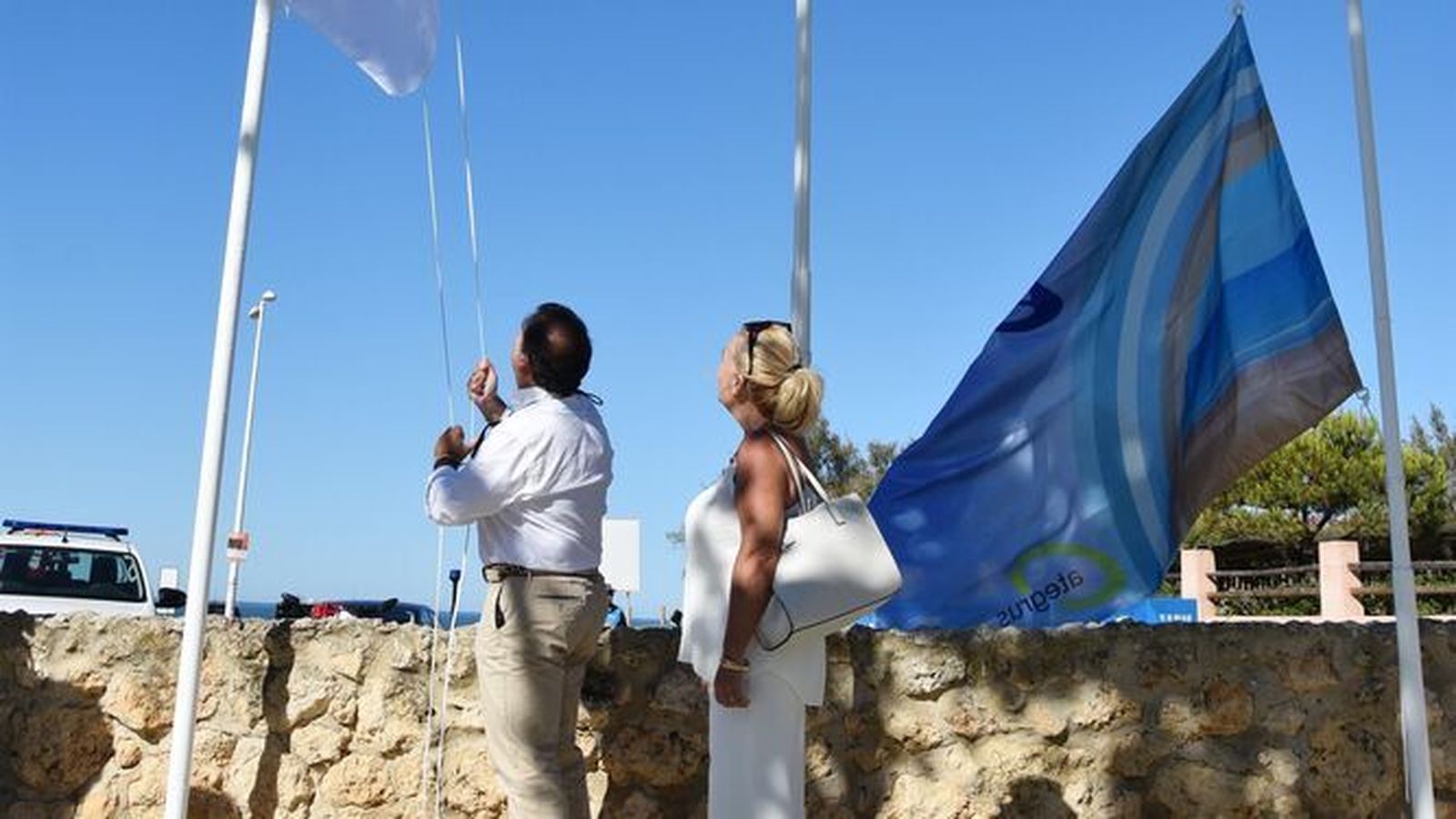 Izado de las banderas.