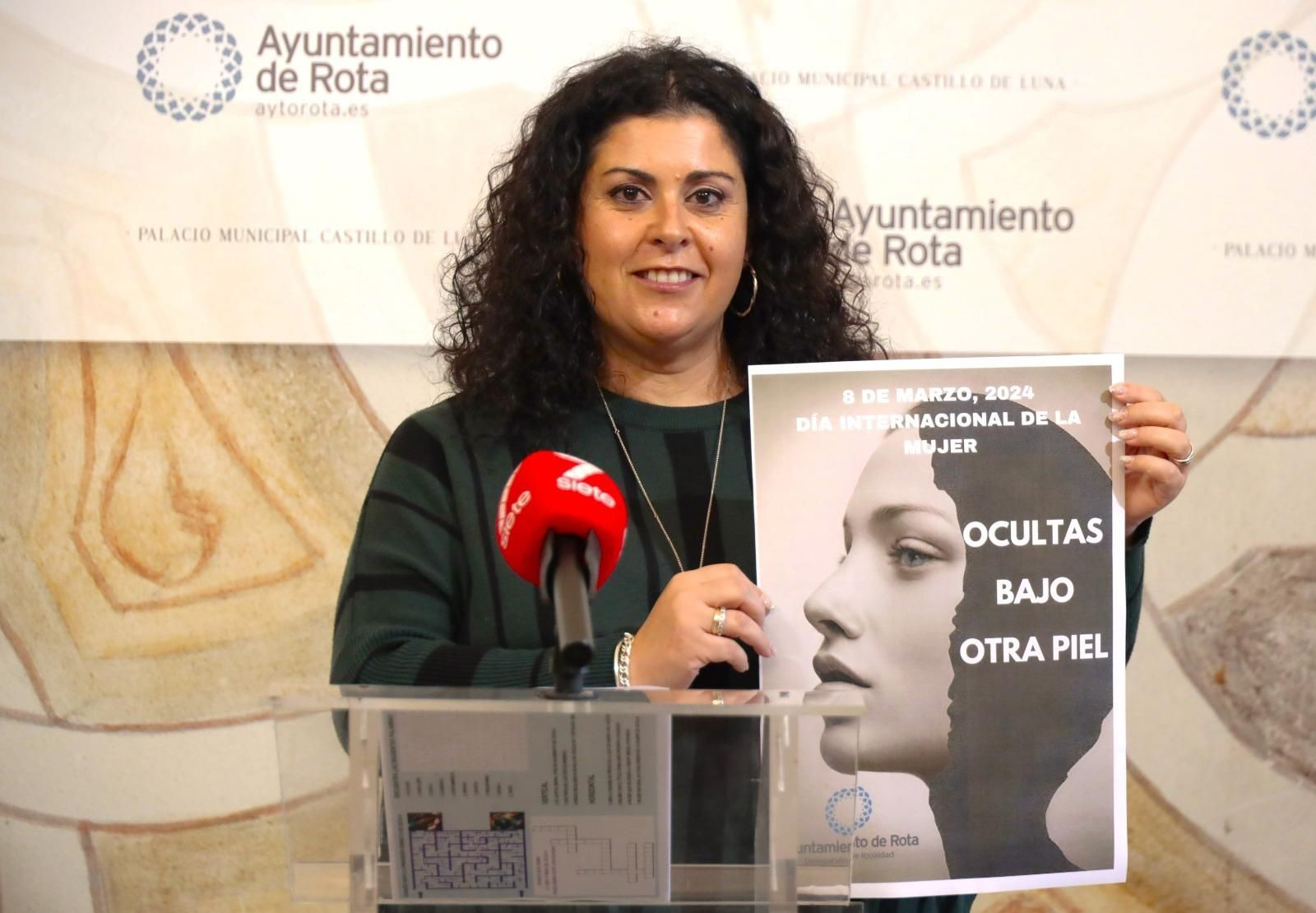 La delegada de Igualdad, Laura Almisas, presenta la campaña para el 8M.