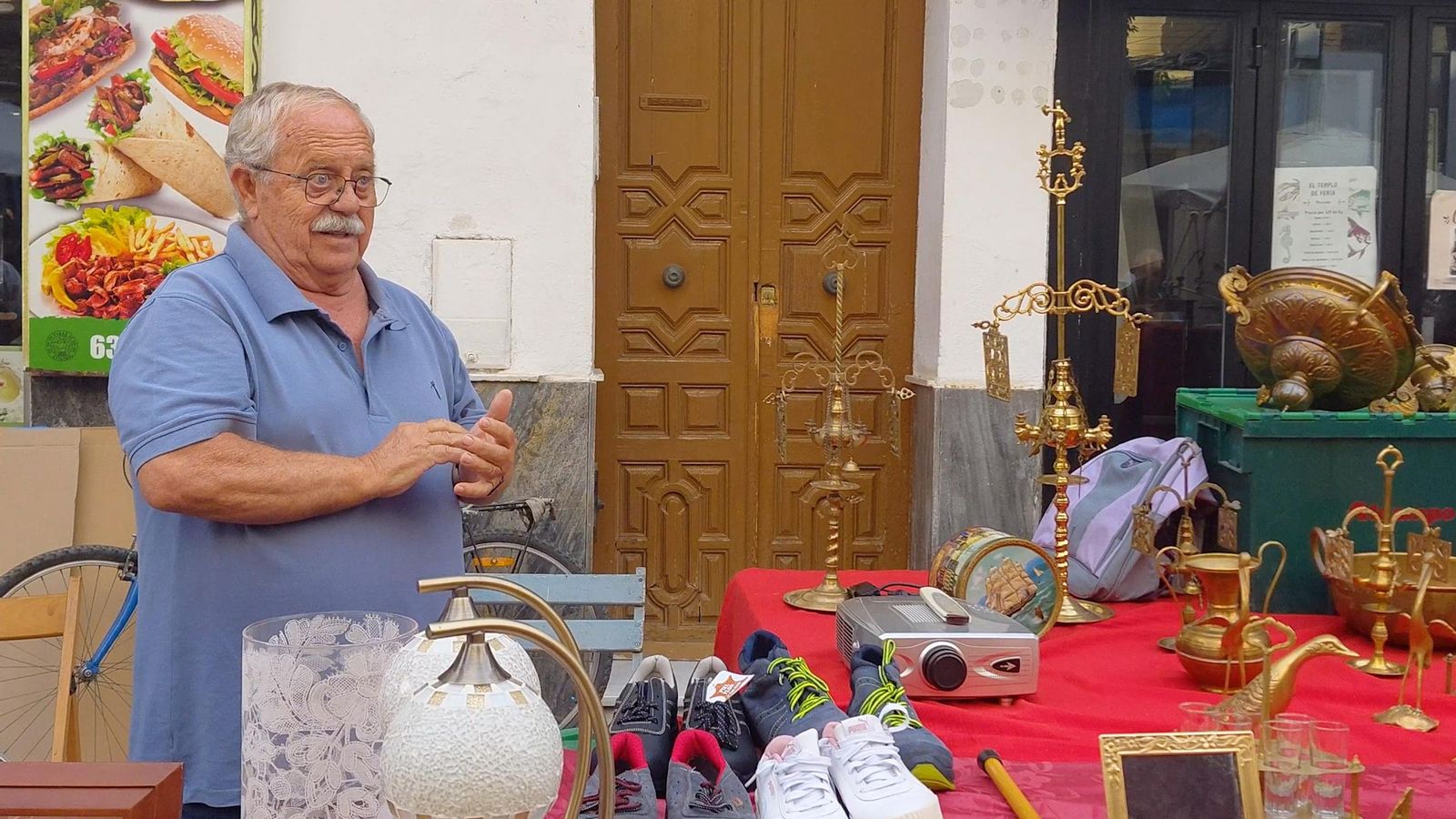 Paco, vendedor en El Jueves, lleva más de quince años en el mercadillo