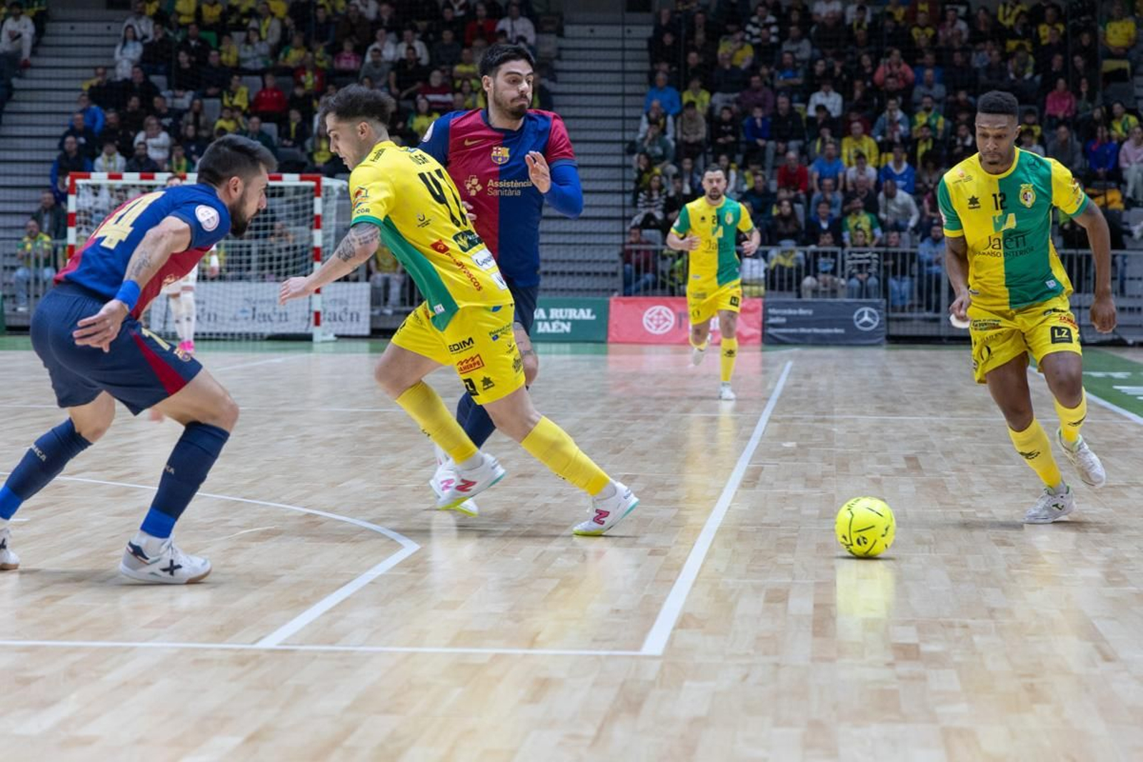 La fiesta amarilla en la goleada del Jaén FS al Barça, en imágenes