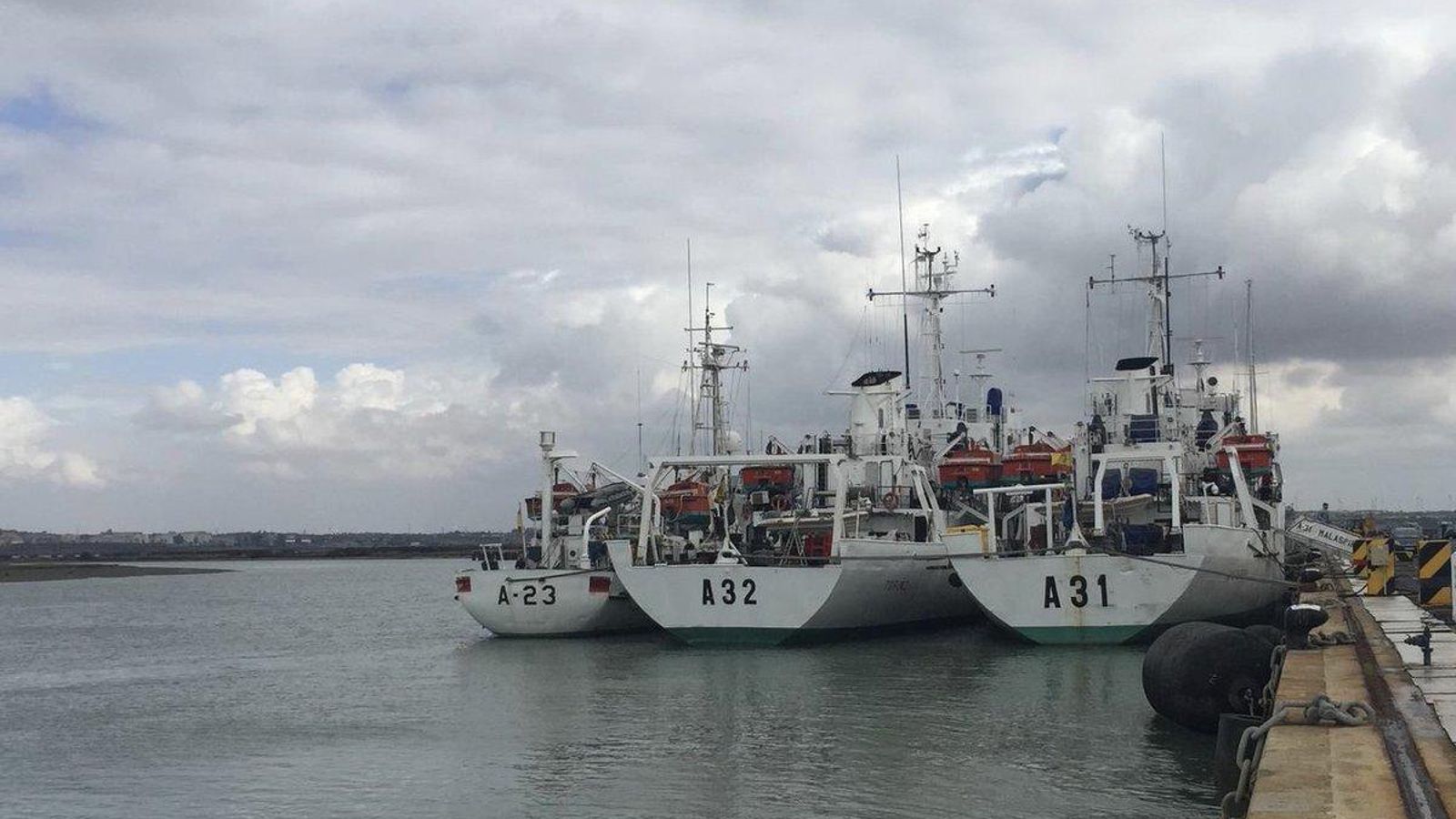 Buques hidrográficos atracados.