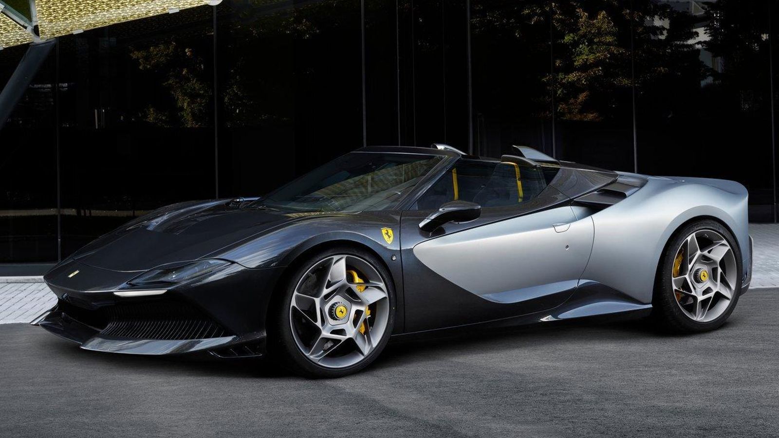 El Ferrari SP-8 es un proyecto para un cliente específico que decidió pedir a la marca la producción de un F8 Spider, pero sin techo retráctil.