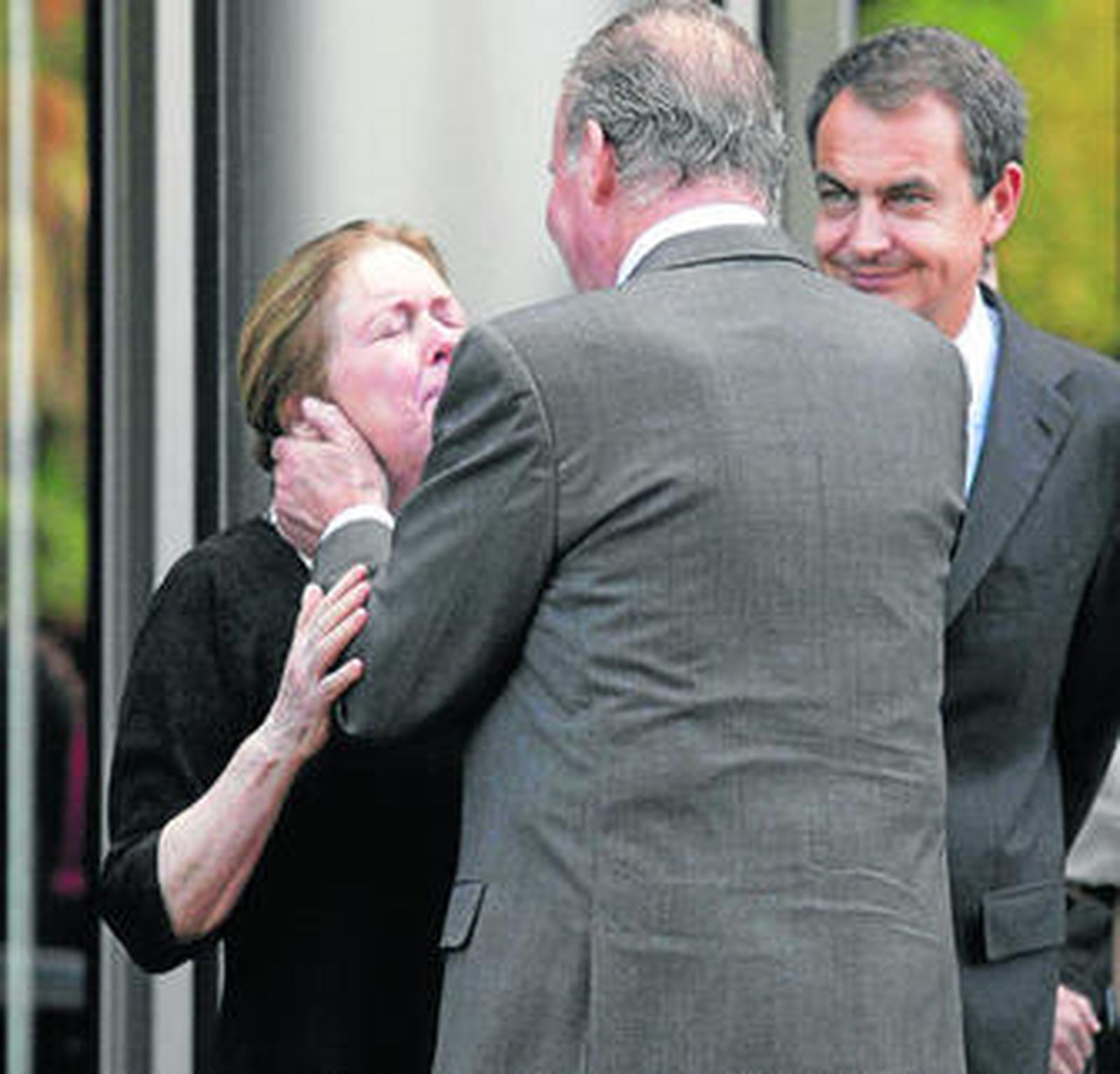 El Rey consuela a la viuda de Ayala, Carolyn Richmond, en presencia del presidente del Gobierno, José Luis Rodríguez Zapatero.