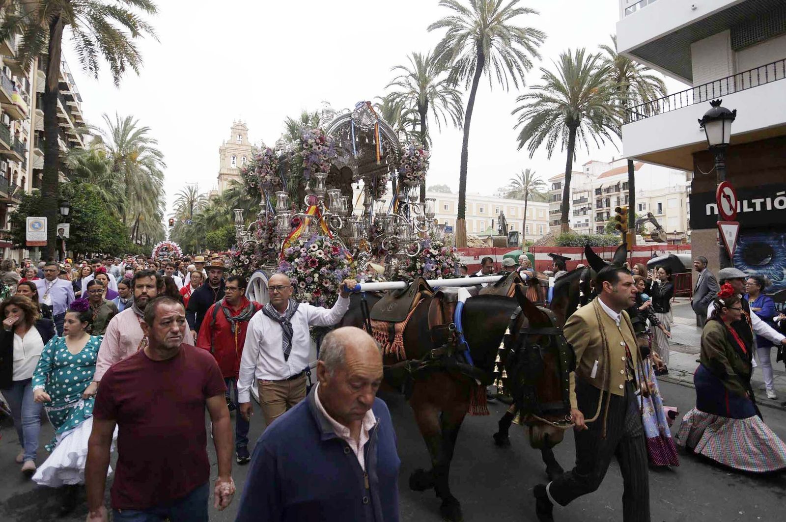 El Rocío 2023: Imágenes de la Hermandad de Emigrantes en su salida de Huelva