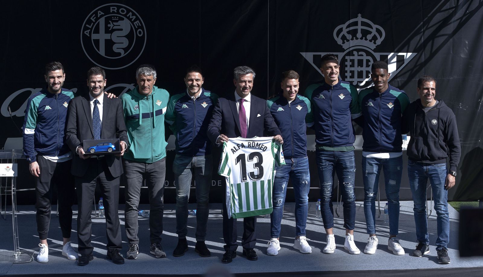 Las imágenes de la entrega de sus nuevos Alfa Romeo a la plantilla del Betis