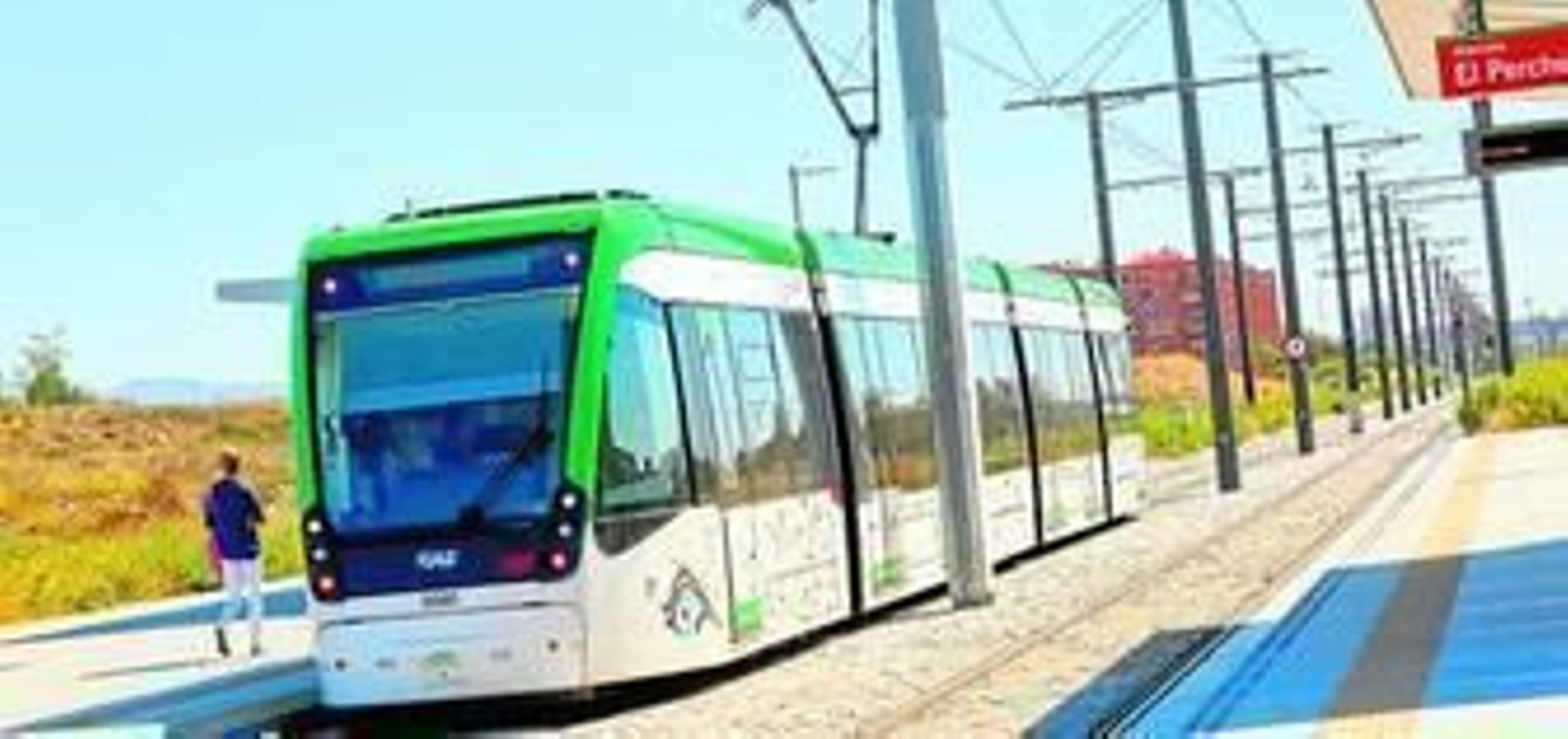 Una pasajera se sube, ayer, a una unidad del Metro.