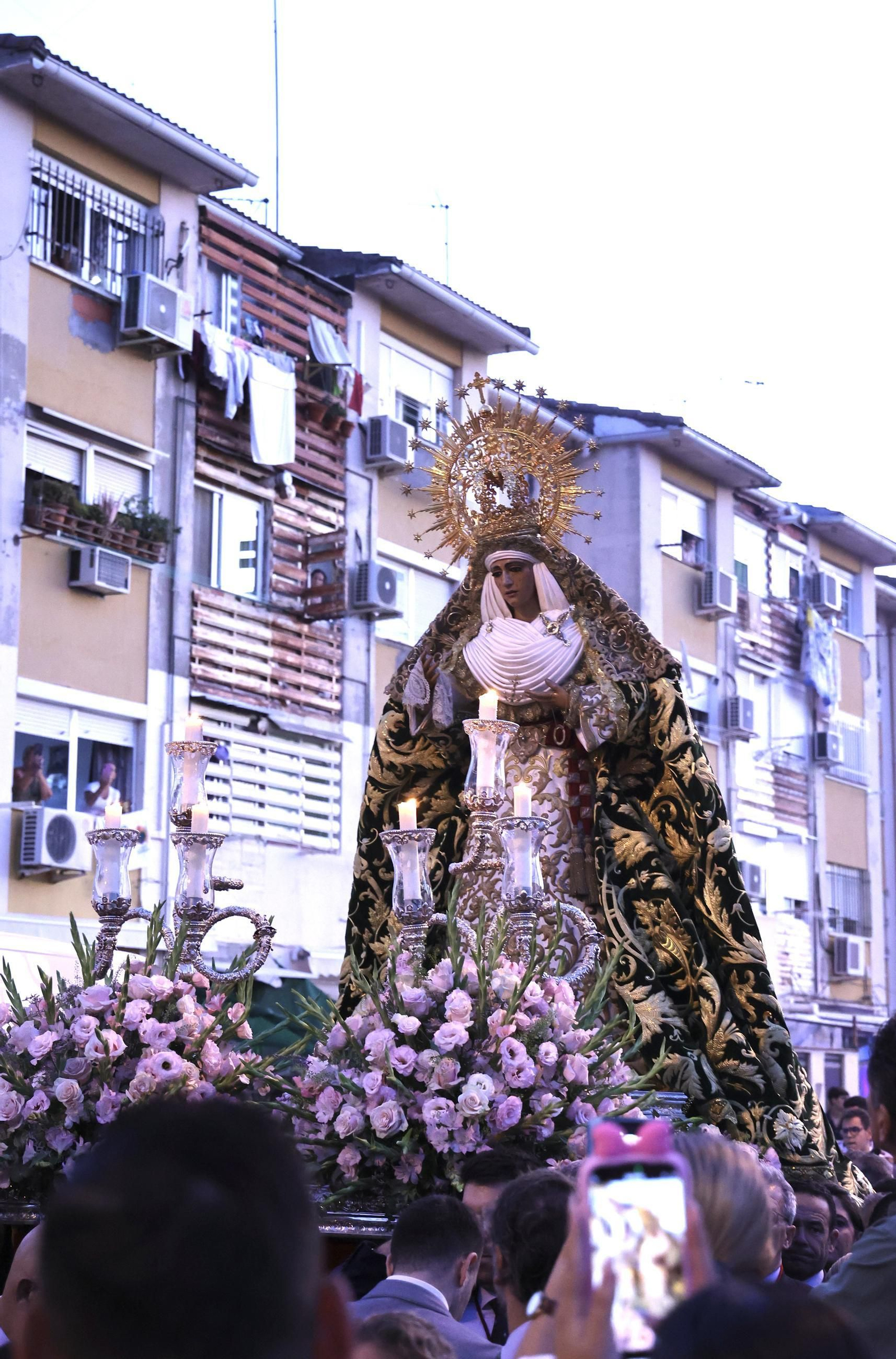 Regreso de la Esperanza de Triana a su paso por el Hospital Infantil del Virgen del Rocío