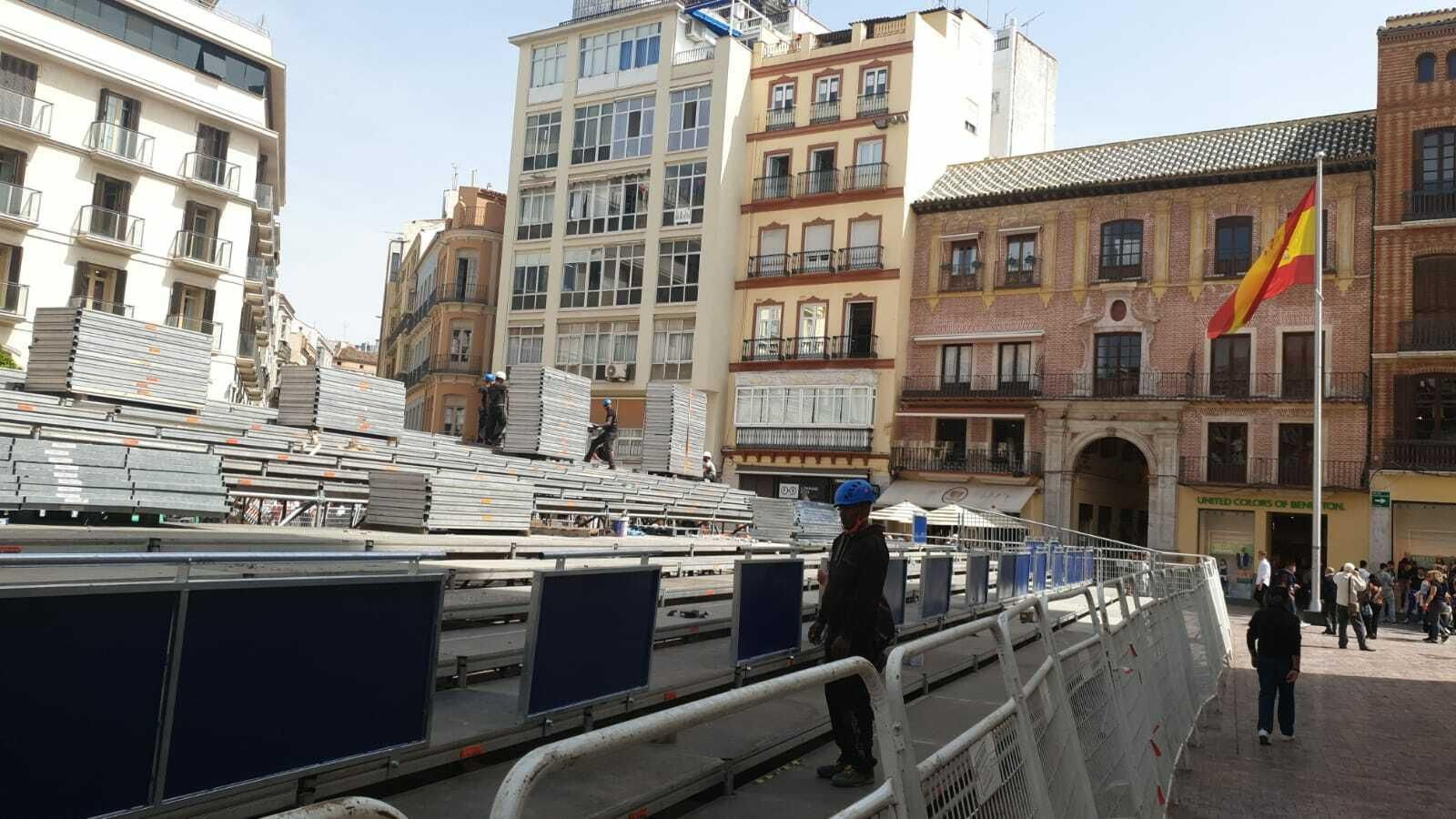 Comienzan a montar la tribuna de Semana Santa en la plaza de la Constitución