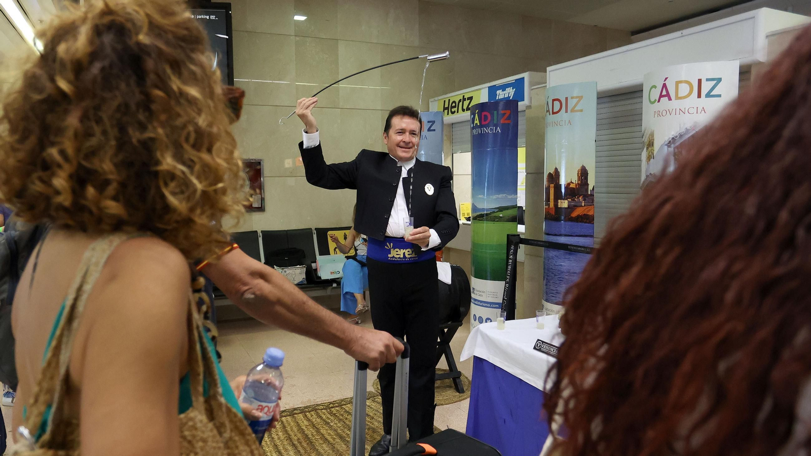 Así ha sido el recibimiento a los pasajeros del vuelo de Las Palmas de Gran Canaria en el Aeropuerto de Jerez