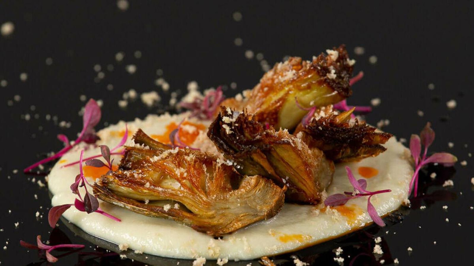 Alcachofas fritas con mojama y aceite de chilli