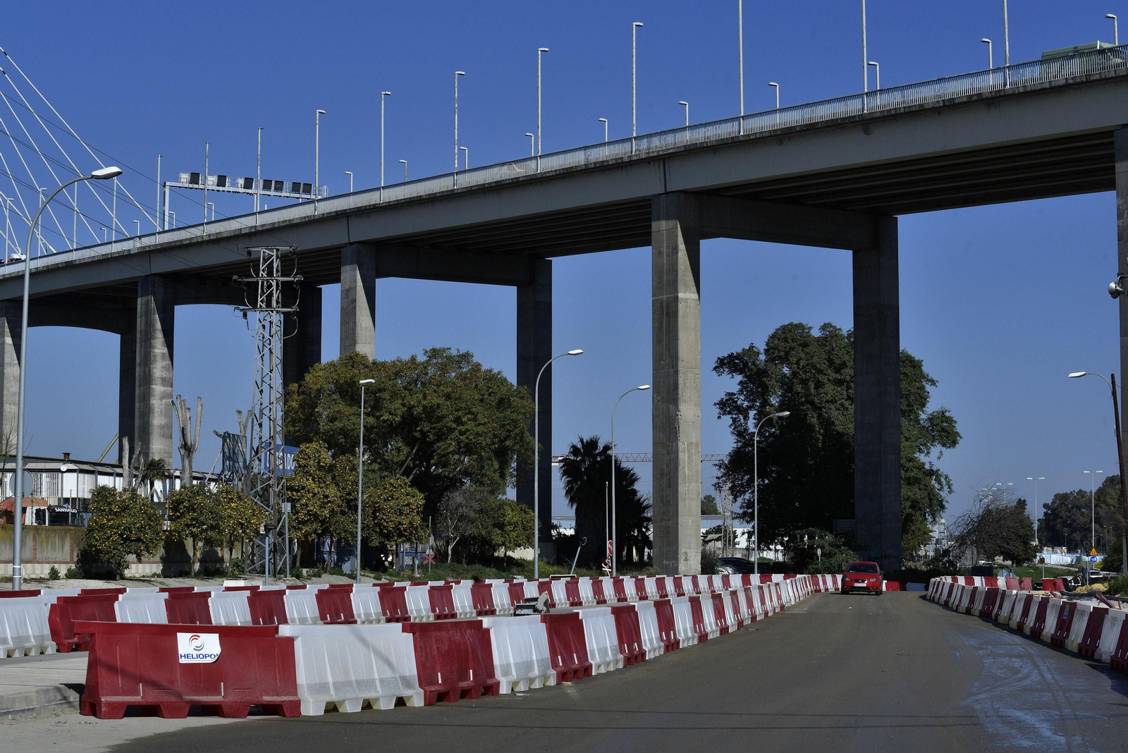El centro comercial de Palmas Altas está debajo del puente del Centenario.