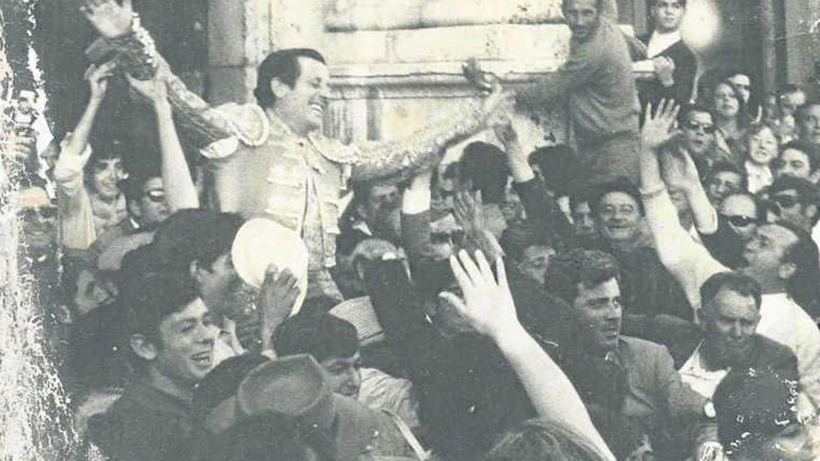 El torero Pepe Limeño en una de sus salidas a hombros por la Puerta del Príncipe de la Maestranza.