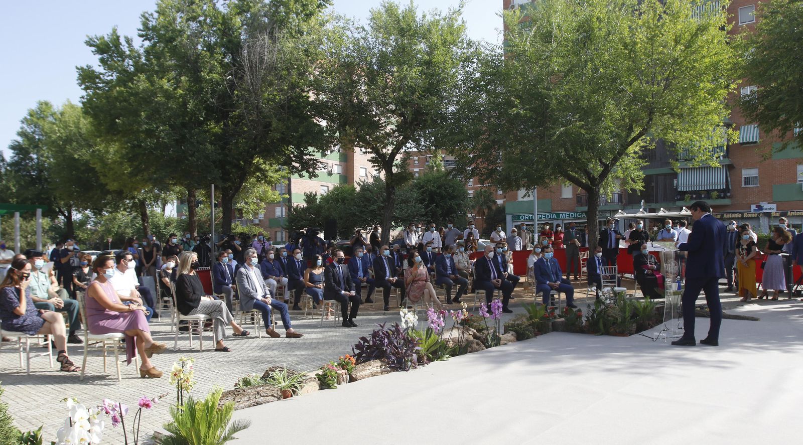 La escultura en honor a los sanitarios en Córdoba, en fotos