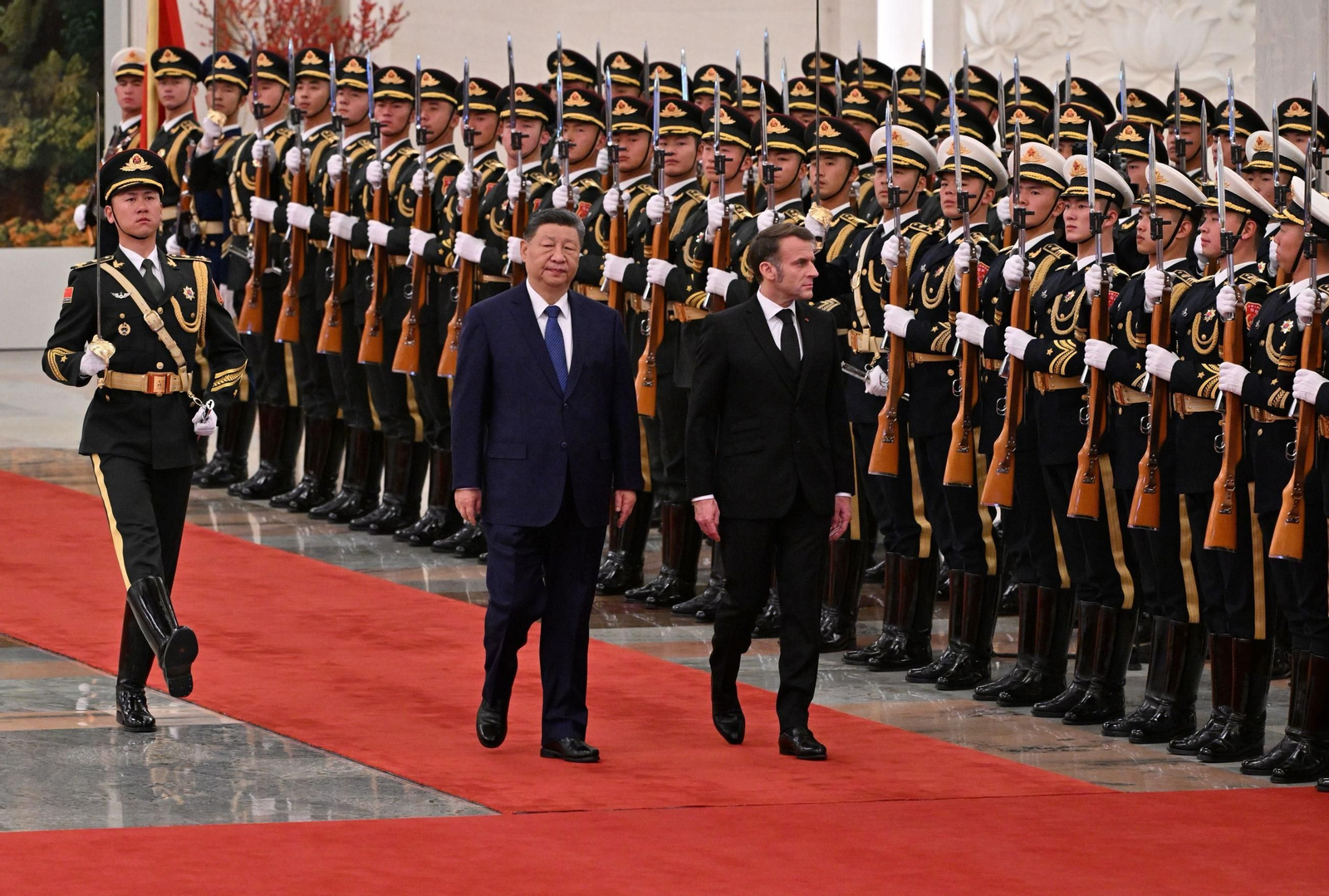 Los presidentes de China, Xi Jinping, y Francia, Emmanuel Macron, pasan revista a la guarda de honor en Pekín. Los presidentes de China, Xi Jinping, y Francia, Emmanuel Macron, pasan revista a la guarda de honor en Pekín.