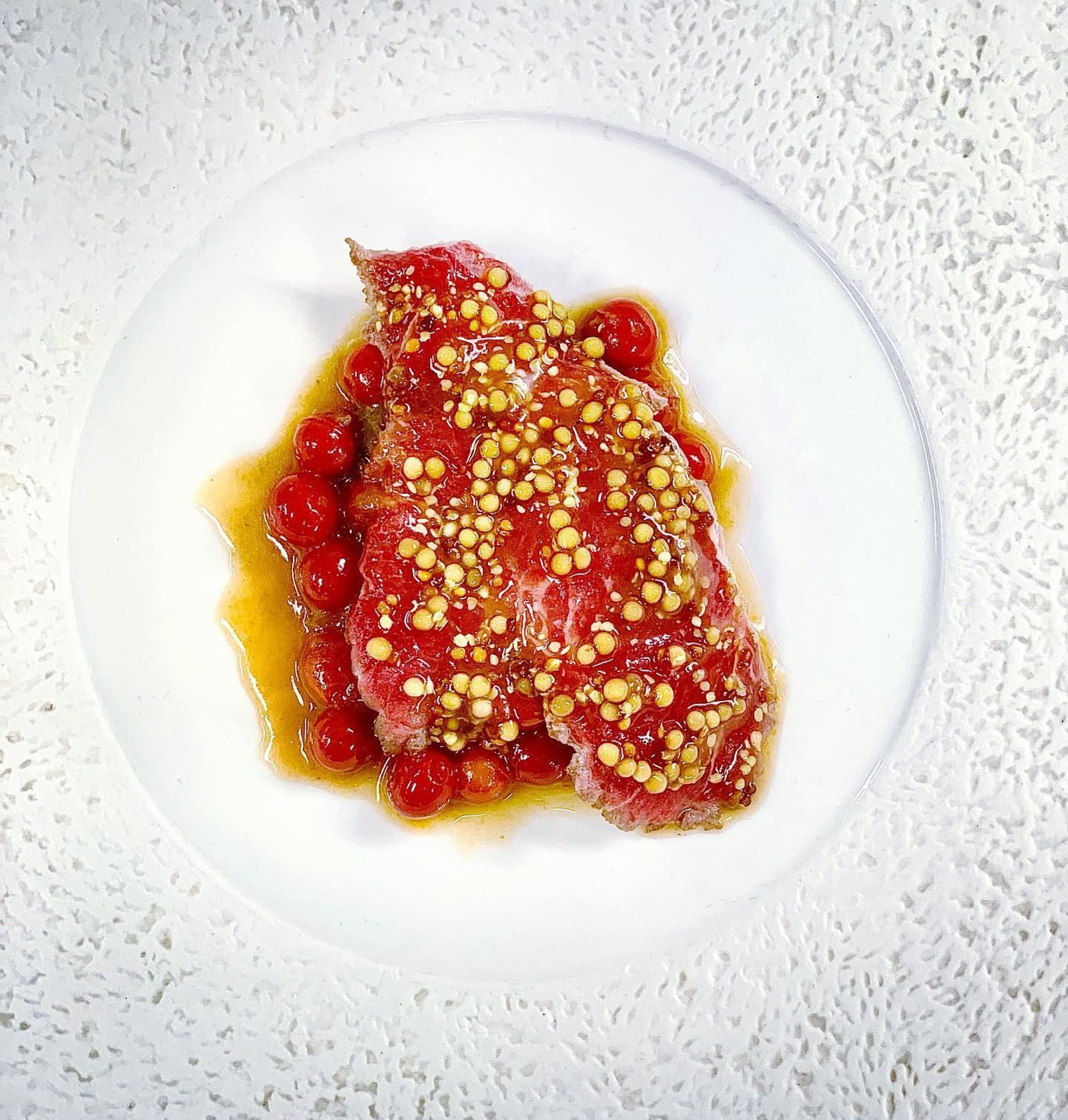 Vaca madurada, perlas de mostaza y tomate lágrima