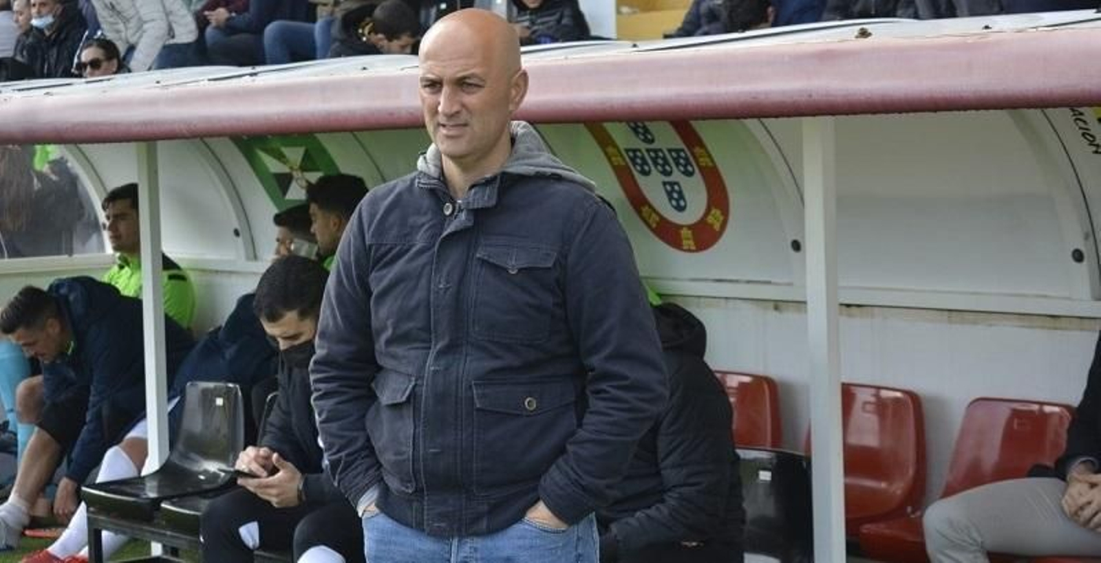 Chus Trujillo observa desde el banquillo un encuentro del Ceuta.