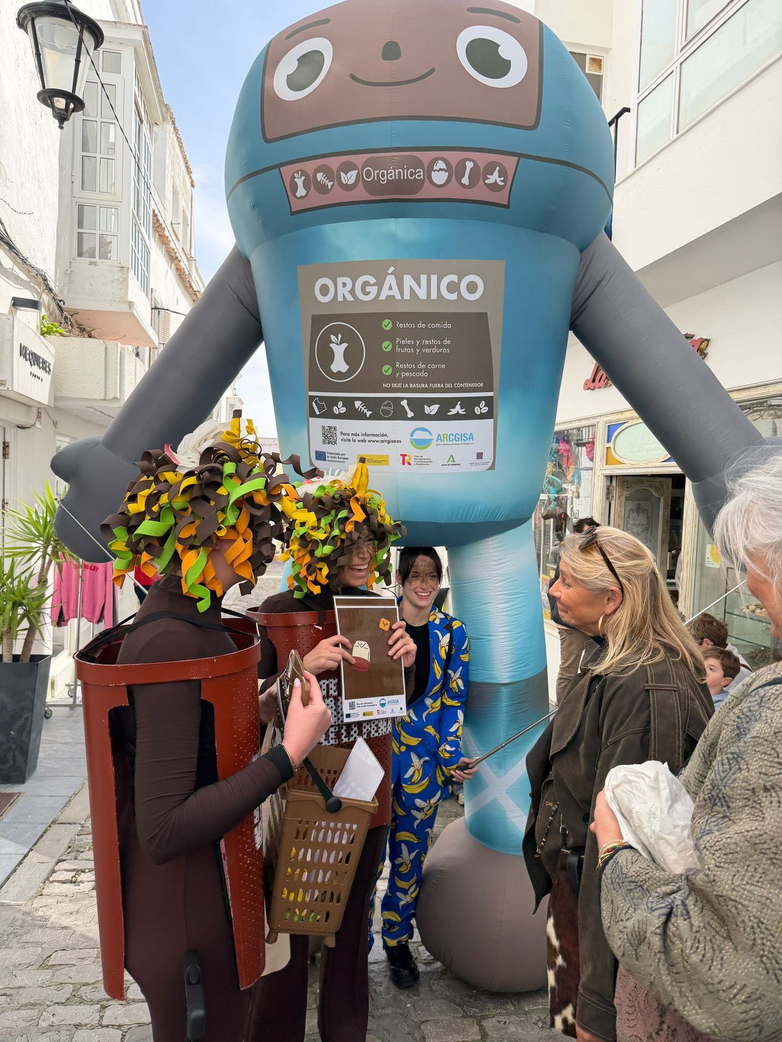 La campaña de la Mancomunidad y Arcgisa para el uso del contenedor marrón llega a Tarifa