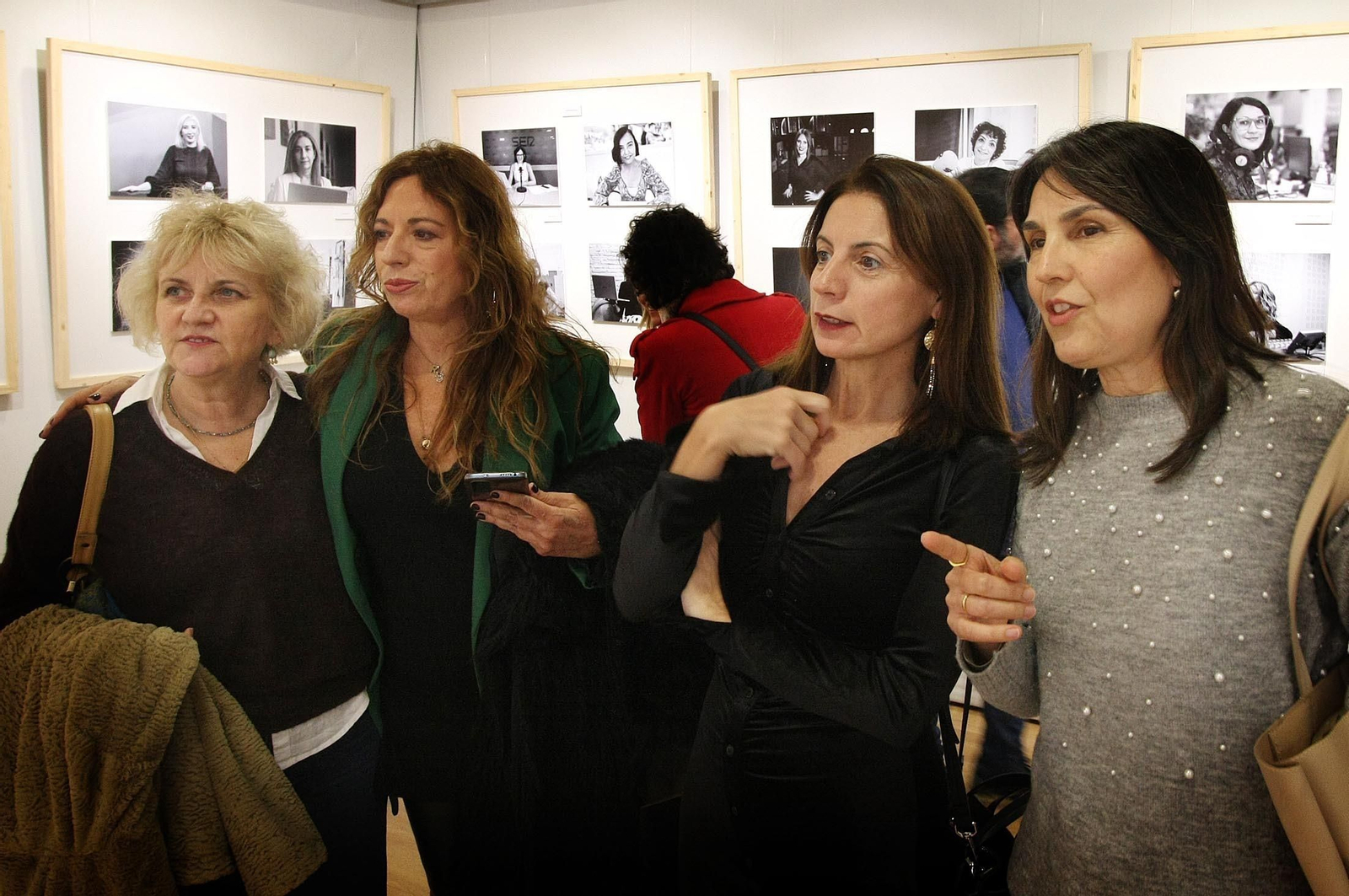 Imágenes de la mesa redonda "La presencia de la mujer en el periodismo" y exposición fotográfica "Pioneras", en el Centro de Comunicación Jesús Hermida, Huelva