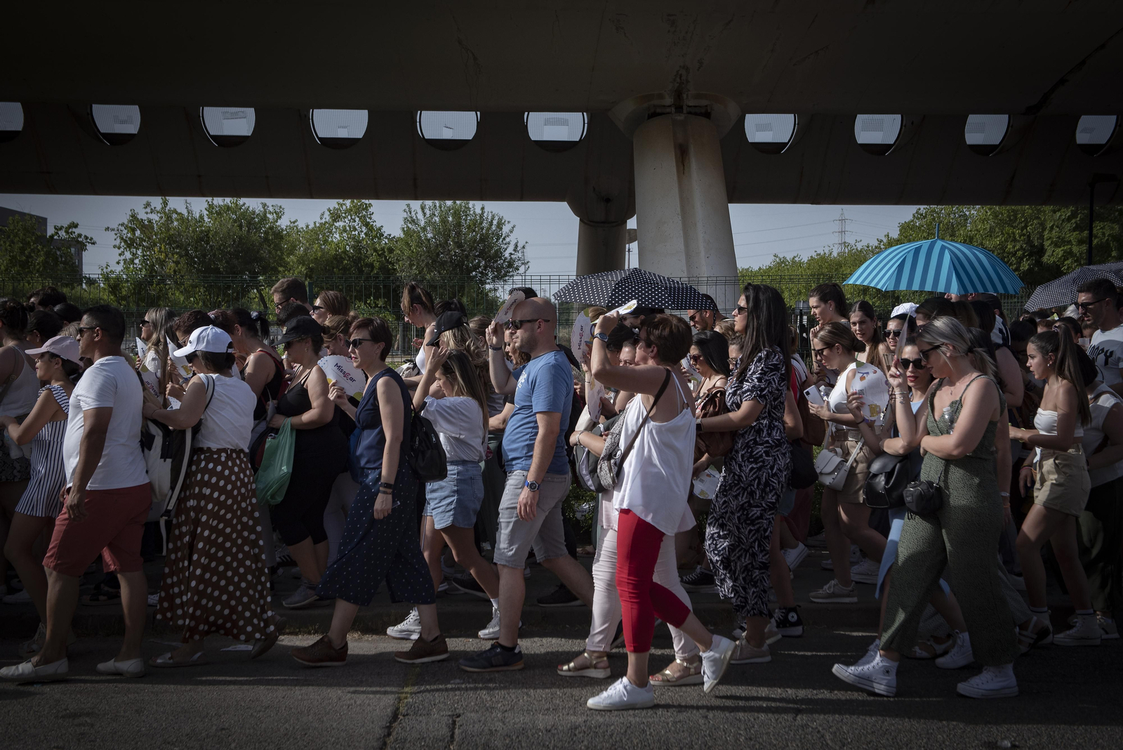 Calor y buen ambiente en la entrada del concierto de Manuel Carrasco