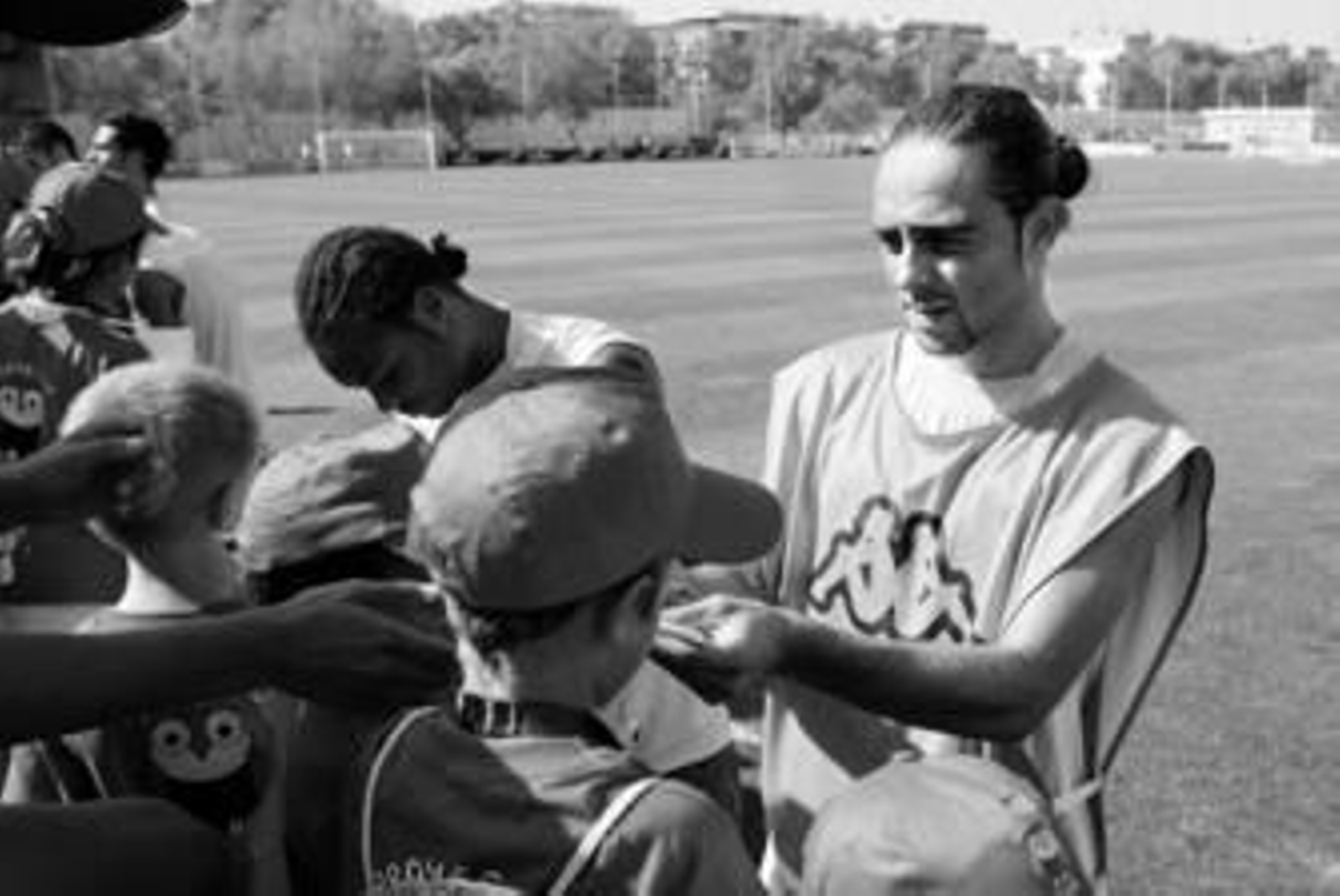 Sergio García firma autógrafos a un grupo de niños tras el entrenamiento de ayer.