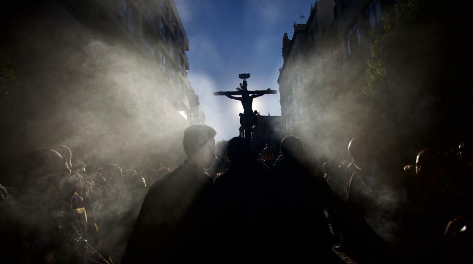 Las imágenes del Vía Crucis de las Cofradías de Sevilla con el Cristo de la Conversión de Montserrat