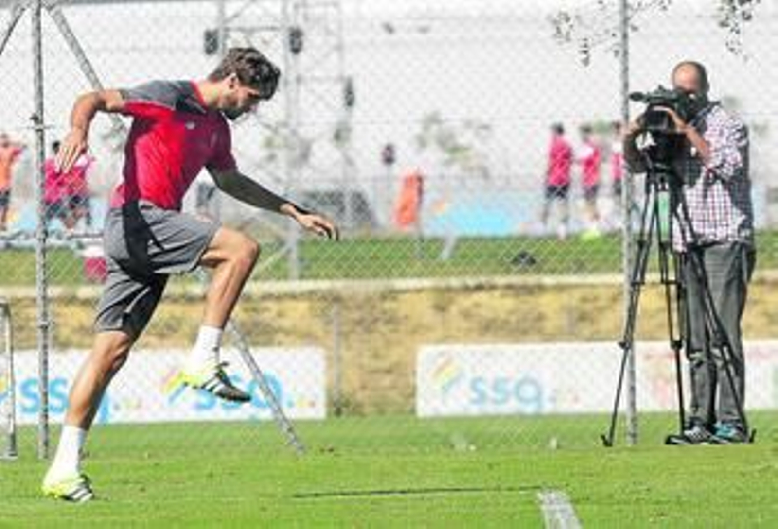 Fernando Llorente inicia el calentamiento mientras es enfocado por una cámara de televisión.