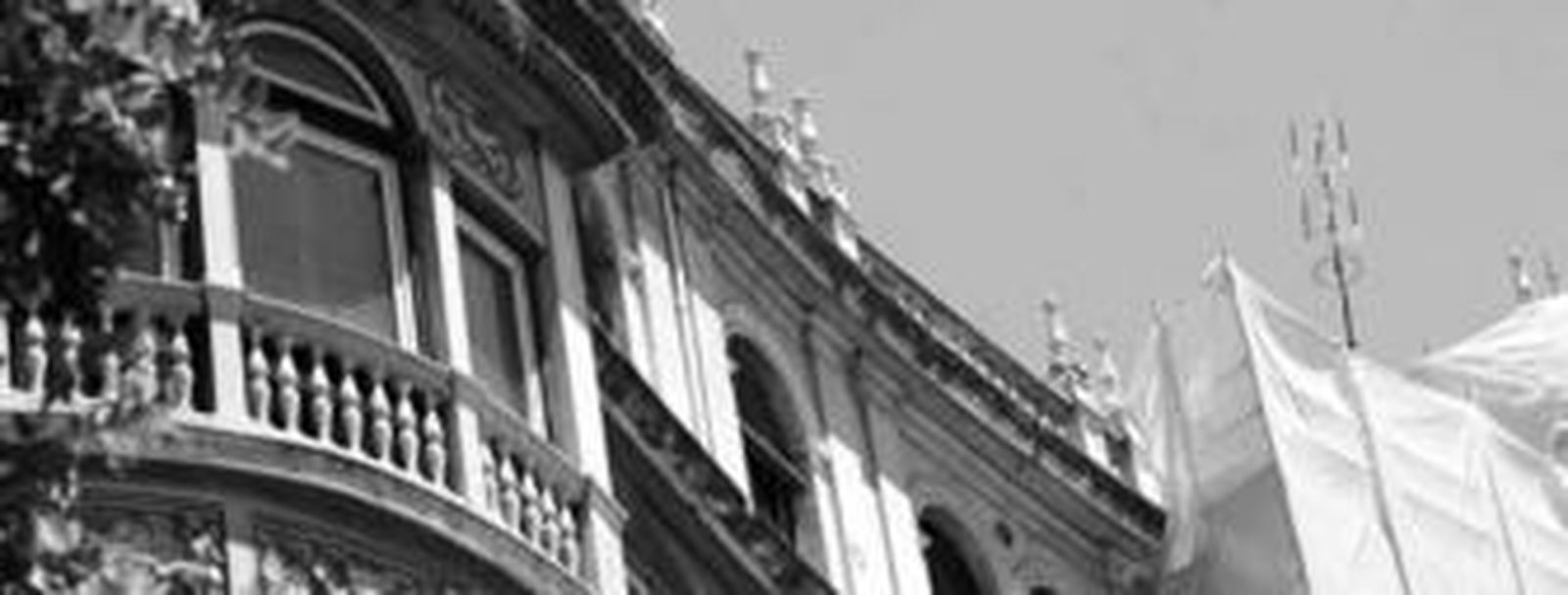 En la Avenida de la Constitución hay cuatro antenas de telefonía móvil, una de ellas en la esquina con la Avenida de Madrid.