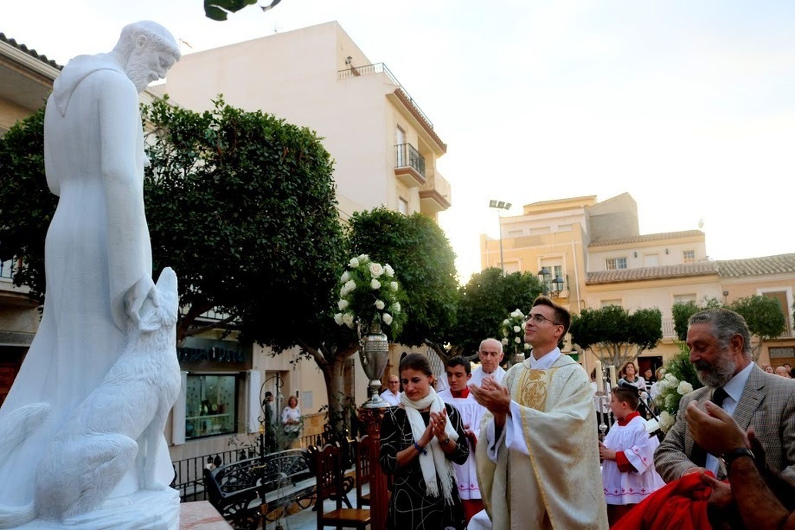 Momento de la inauguración de la escultura.