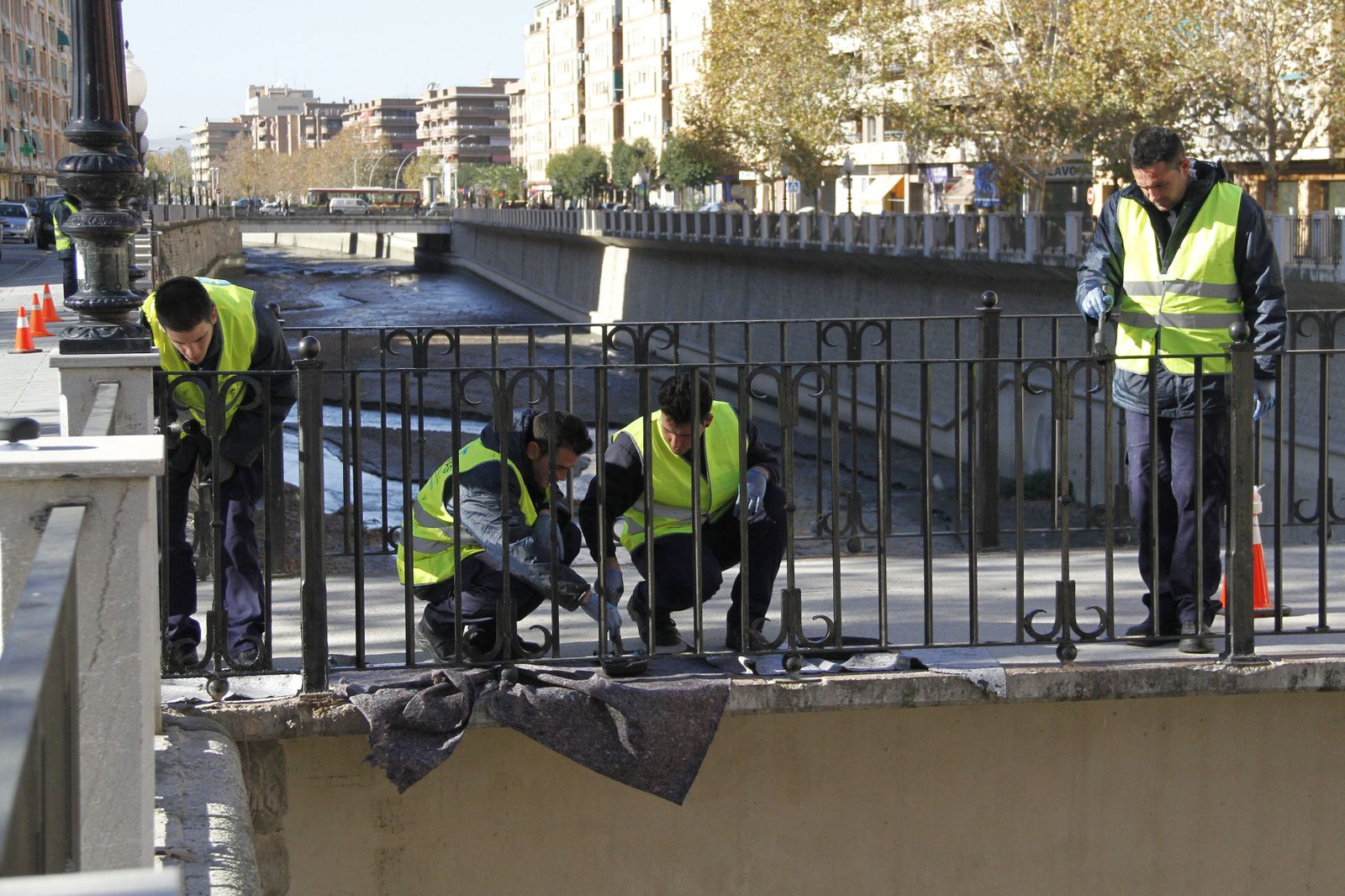 Trabajadores jóvenes en el marco de un plan de empleo en Granda