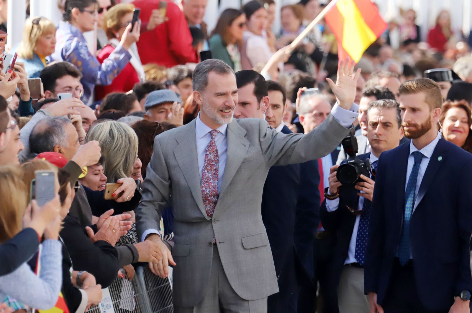 Imágenes de Don Felipe y Doña Letizia arropados por el cariño de los almonteños