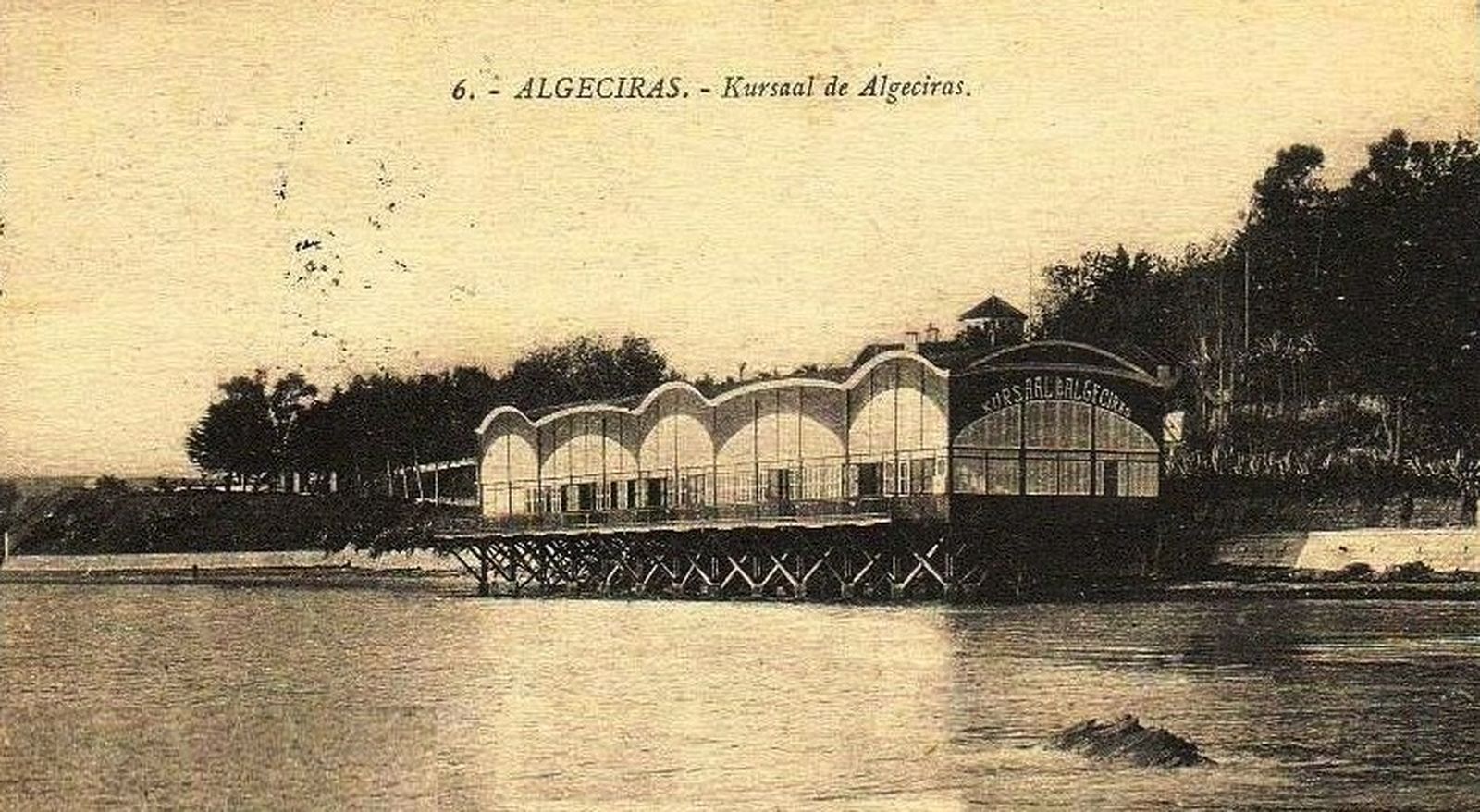 El Kursaal, con el Campo de Golf al fondo y la piedra morena a la derecha y en primer plano (1924).