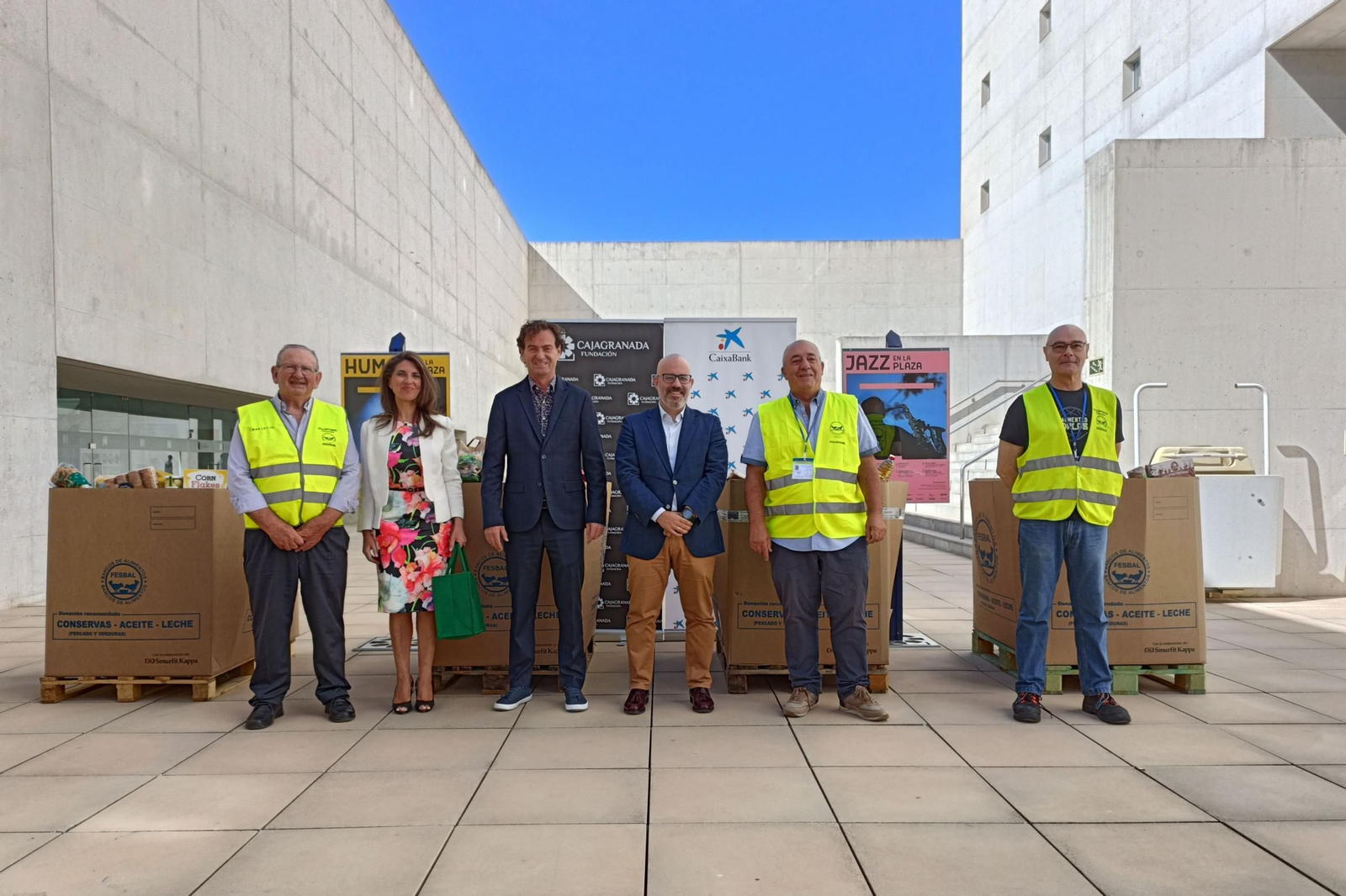 Entrega alimentos por parte de CajaGranada Fundación y CaixaBank