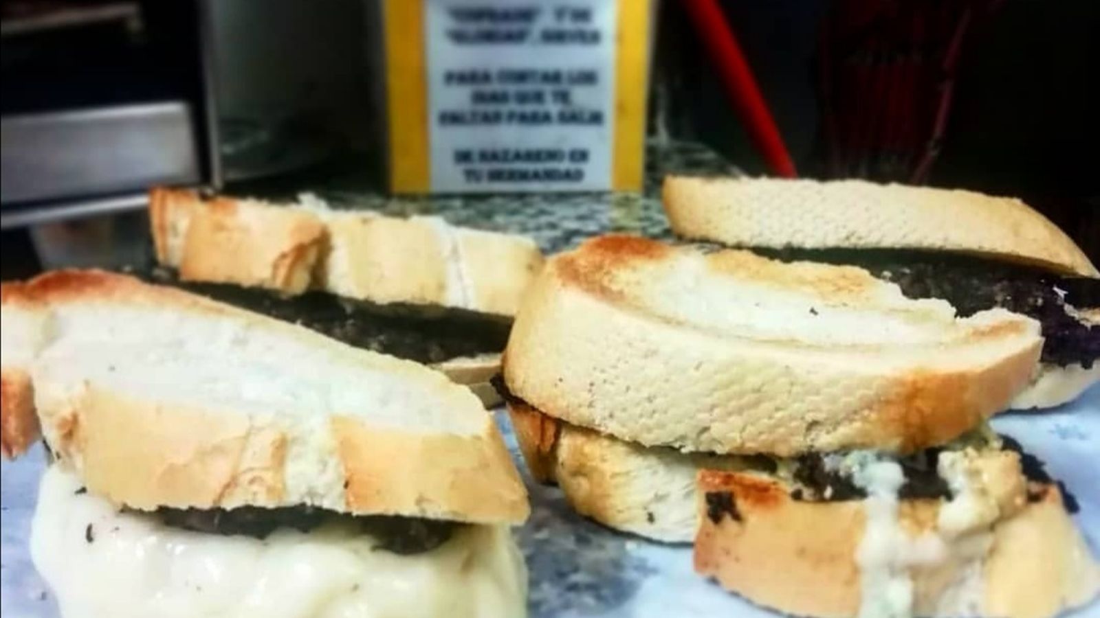 Picante con cabrales es su montadito estrella.