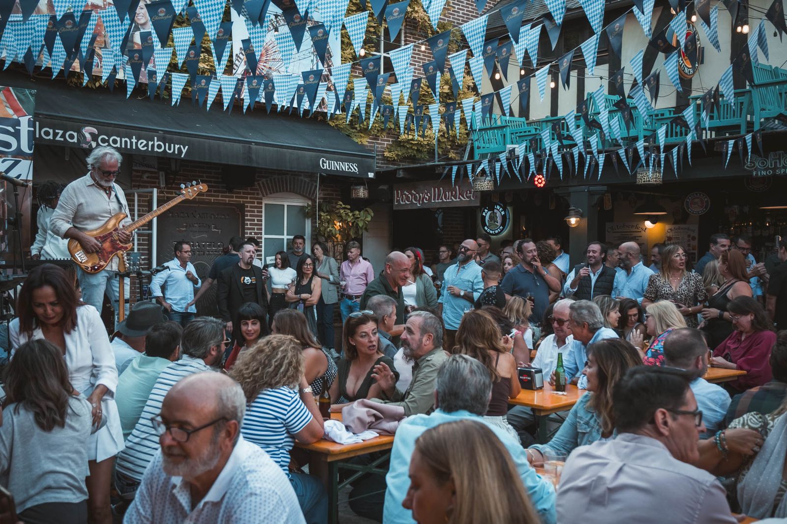 Búscate en las imágenes del viernes 27 de septiembre en el Oktoberfest en Plaza Canterbury en Jerez