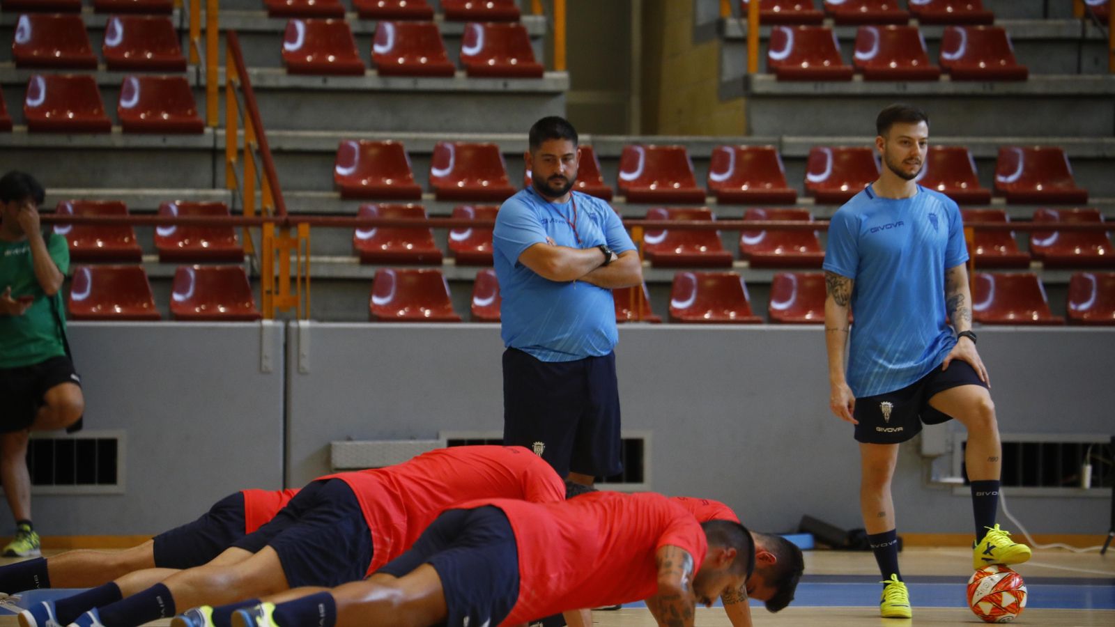 Josan González observa a sus jugadores durante un ejercicio.