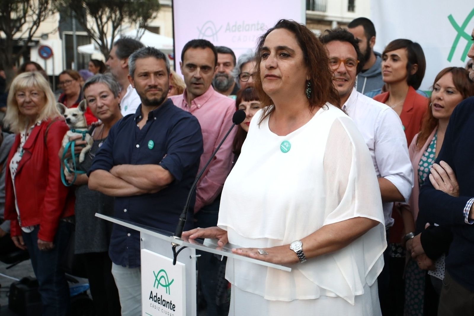 Isabel Pérez, de Adelante Cádiz, sostiene a su perro en brazos.