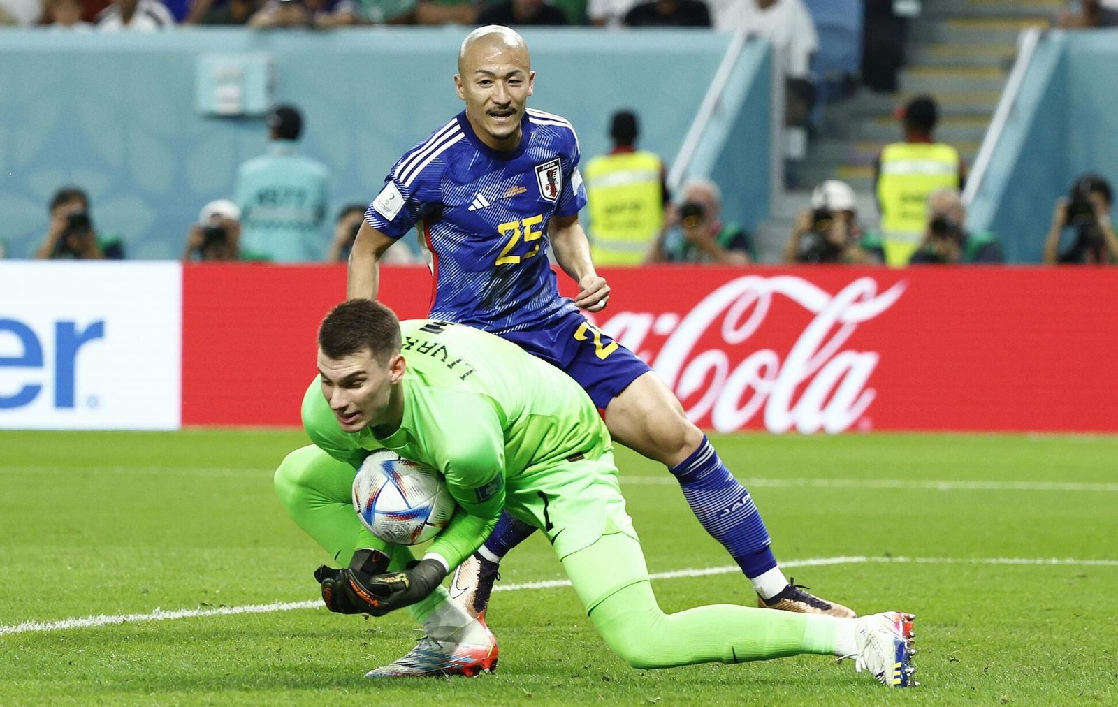 El meta Dominik Livaković detiene un balón durante un partido con su selección en el pasado Mundial de Catar.