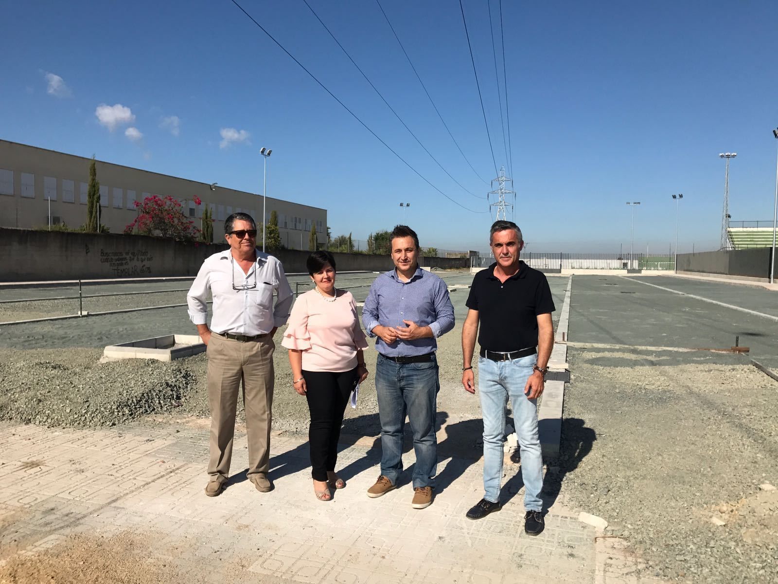 Asunción Llamas junto al alcalde Tocina, Francisco José Calvo, en las obras del aparcamiento.