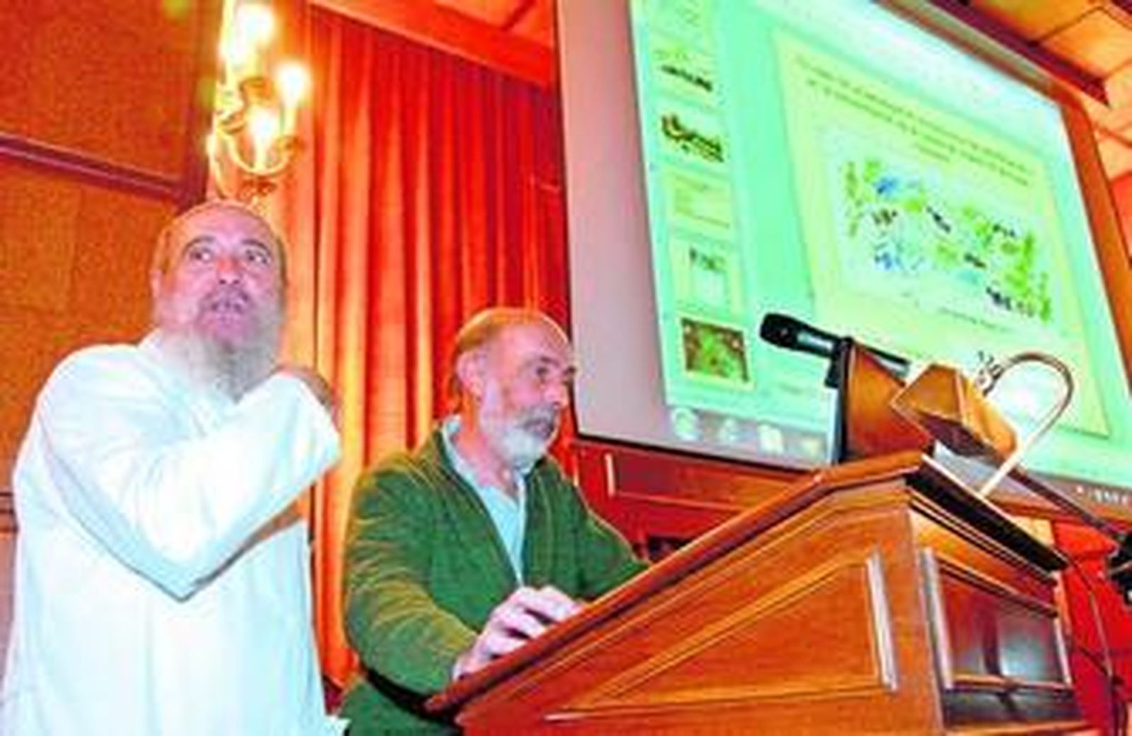 Miguel Botella junto al profesor de la Universidad del País Vasco Francisco Etxebarría.
